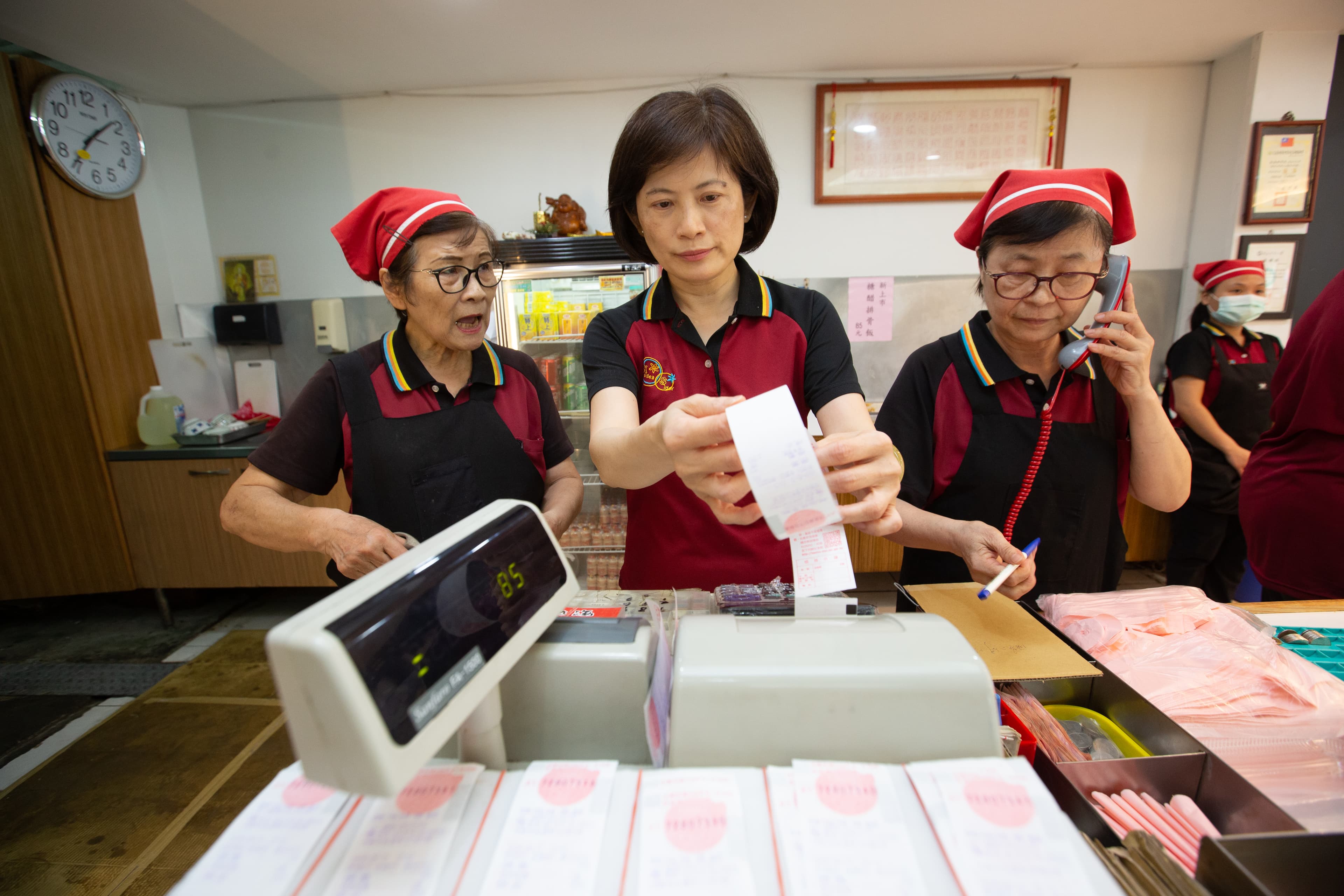 父親簡秋正去年因流感驟逝,身為長女的簡鸝鴻(中)與母親曾素珠(左)、小媽陳淑貞(右)3位娘子軍合力扛起老店。