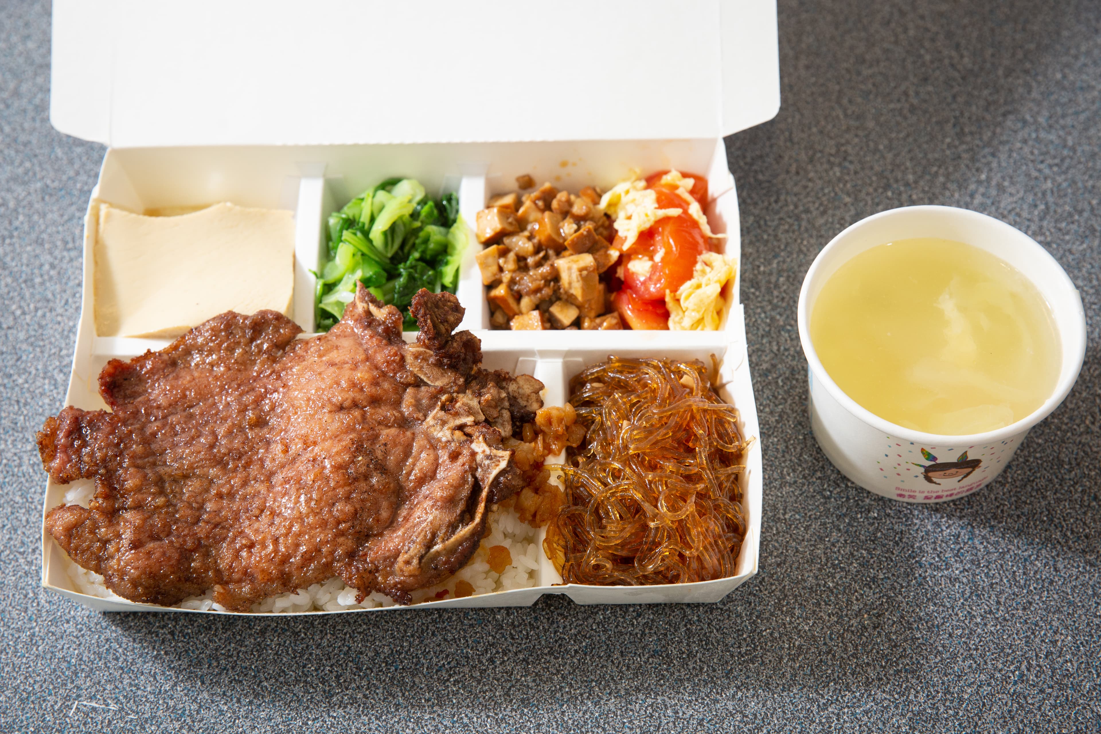 招牌排骨飯屬於濕式炸排骨,鹹香軟嫩,蒸蛋與冬粉是經典不敗配菜。(85元)
