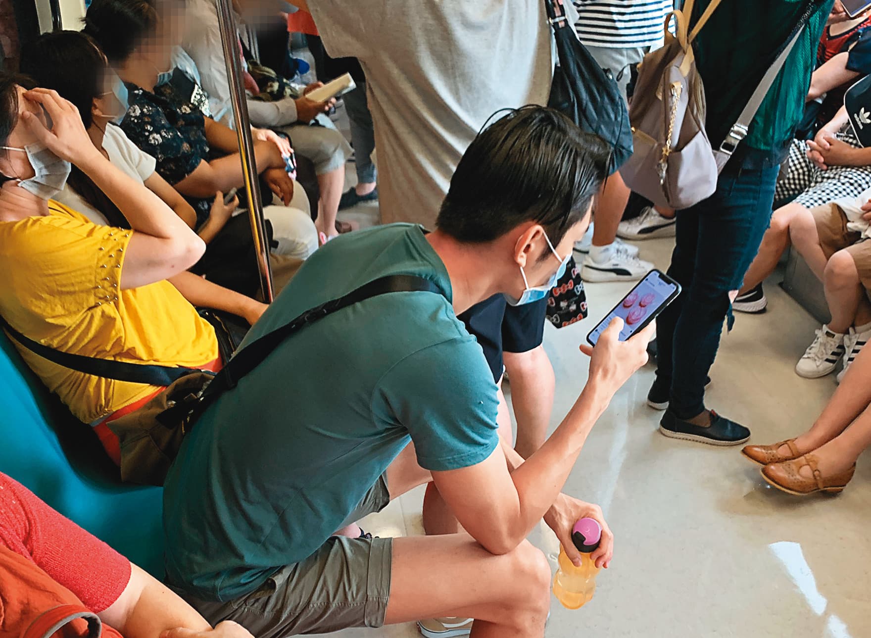 蘇熙喆坐在捷運上看著周曉涵的IG,顯得深情款款。