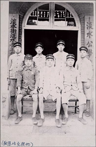 李登輝(後排左2)小學共讀了4間,最後畢業於當時為淡水公學校的淡水國小。(淡水國小提供)