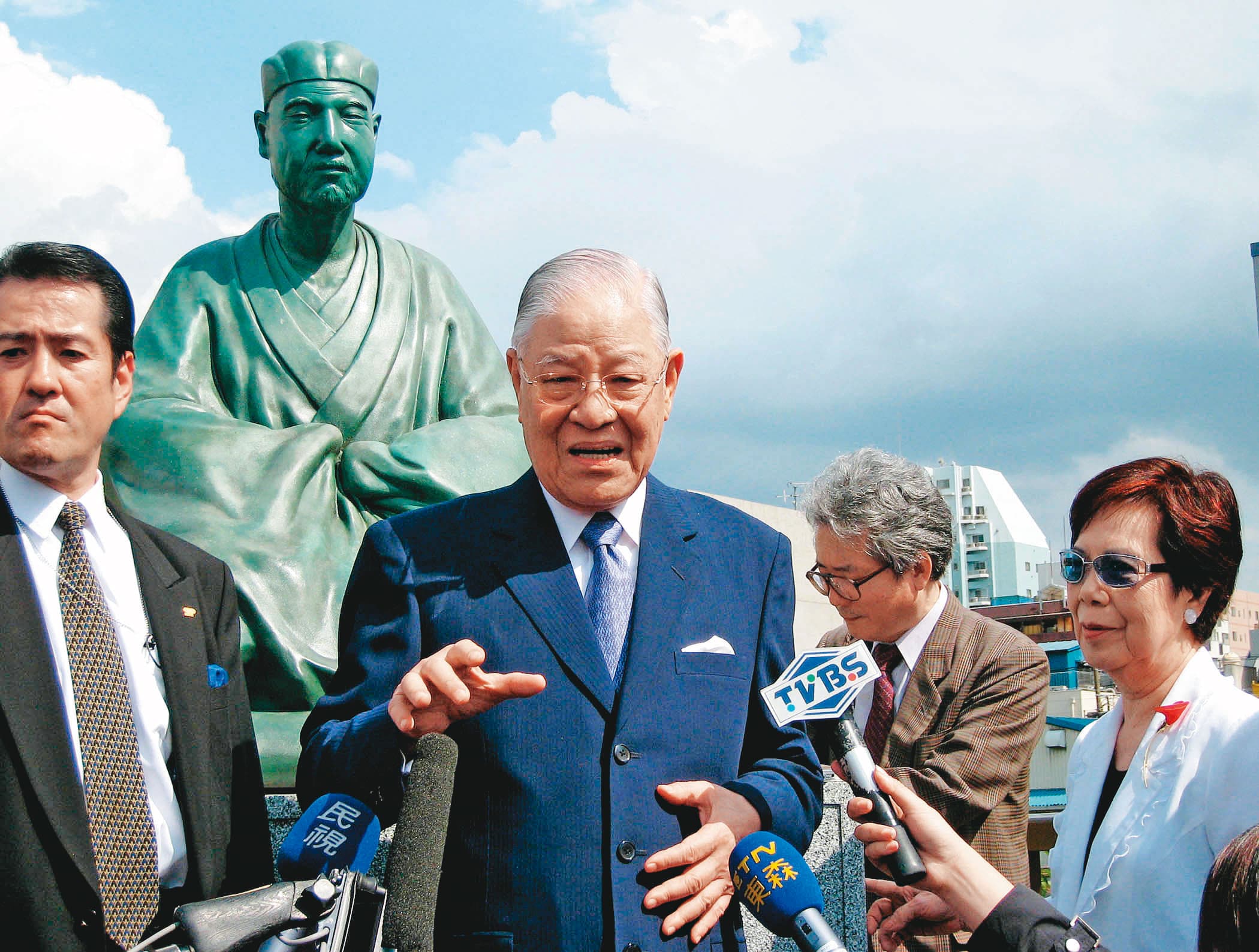 李登輝(前左)2007年訪日,在仰慕的日本詩人松尾芭蕉銅像前,分享了自己的看法。(中央社)