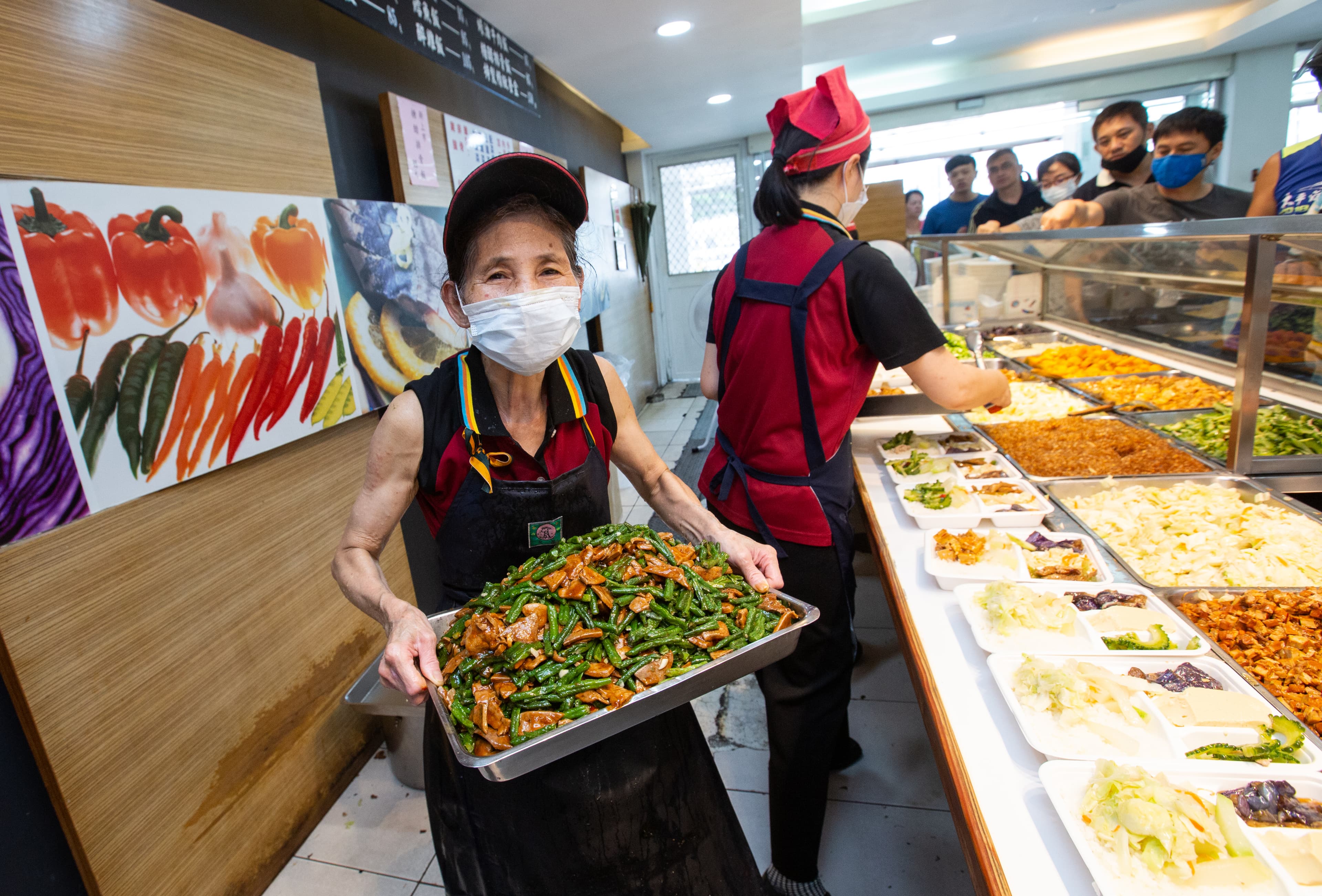 炒菜阿姨一做就是30年,是簡鸝鴻的得力助手。
