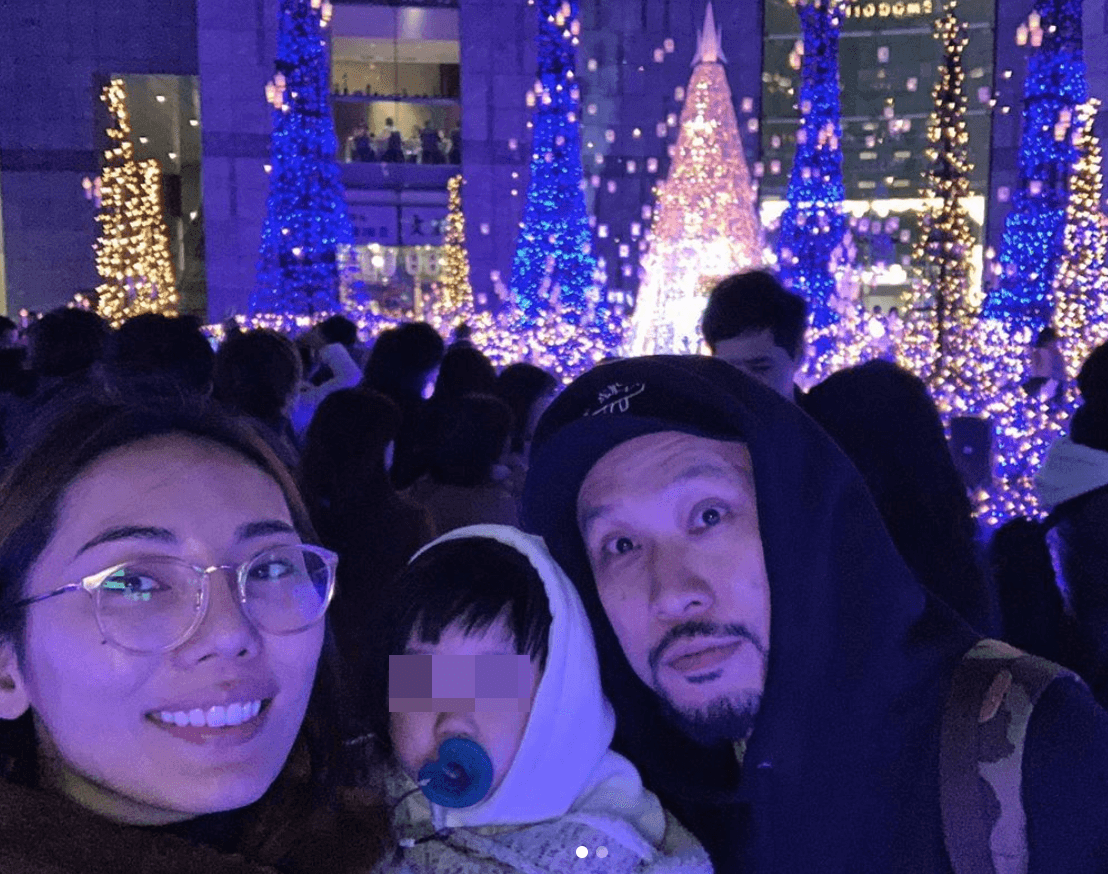 熱狗和女友鄭年均的女兒「小小啵」模樣可愛,一家三口幸福融洽。(圖片翻攝自鄭年均IG)