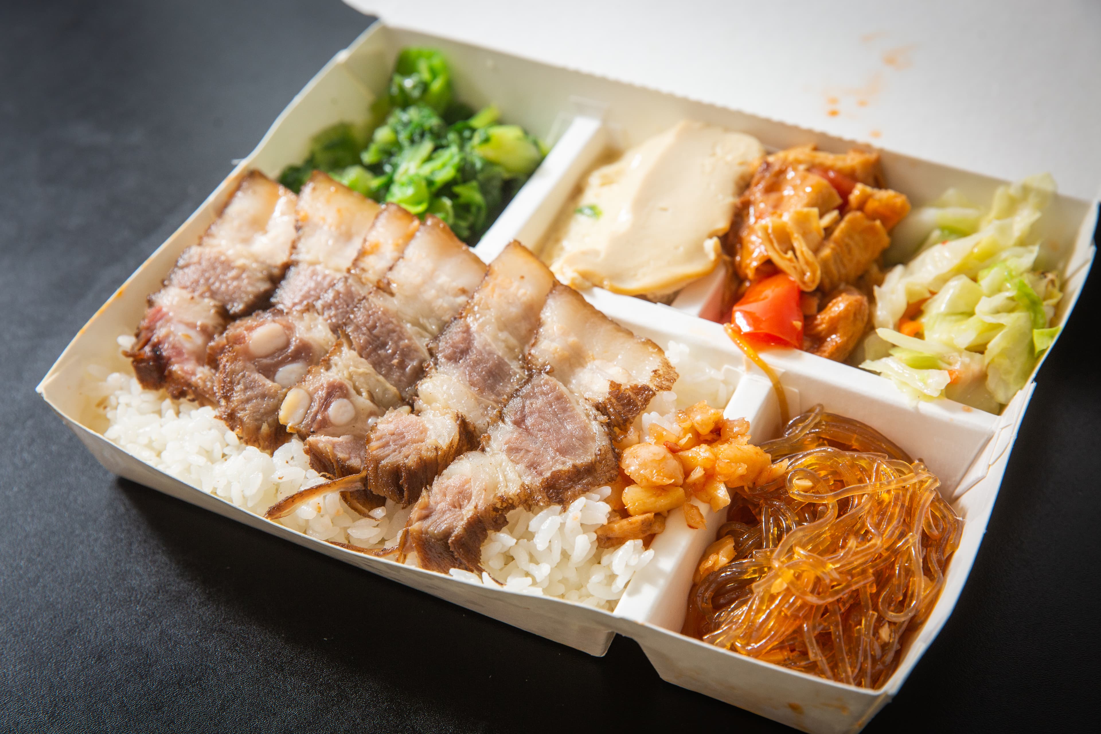 鹹豬肉本是簡家餐桌上出現的私房美食,如今成為美食家主菜之一。(85元)