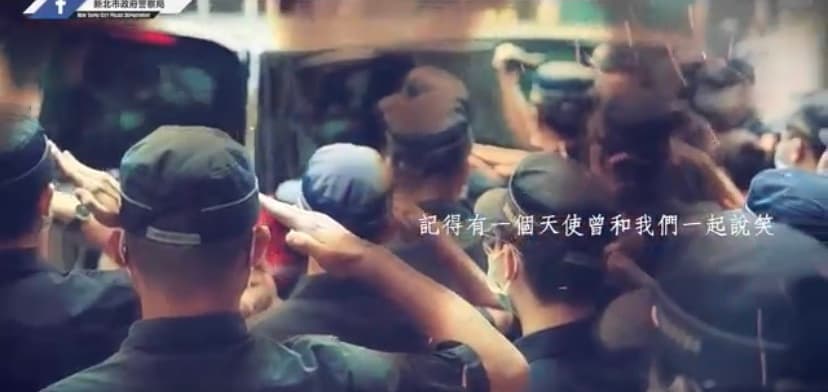 同仁們列隊向楊庭豪的移靈車隊行李，向昔日弟兄道別。（新北市警察局提供）