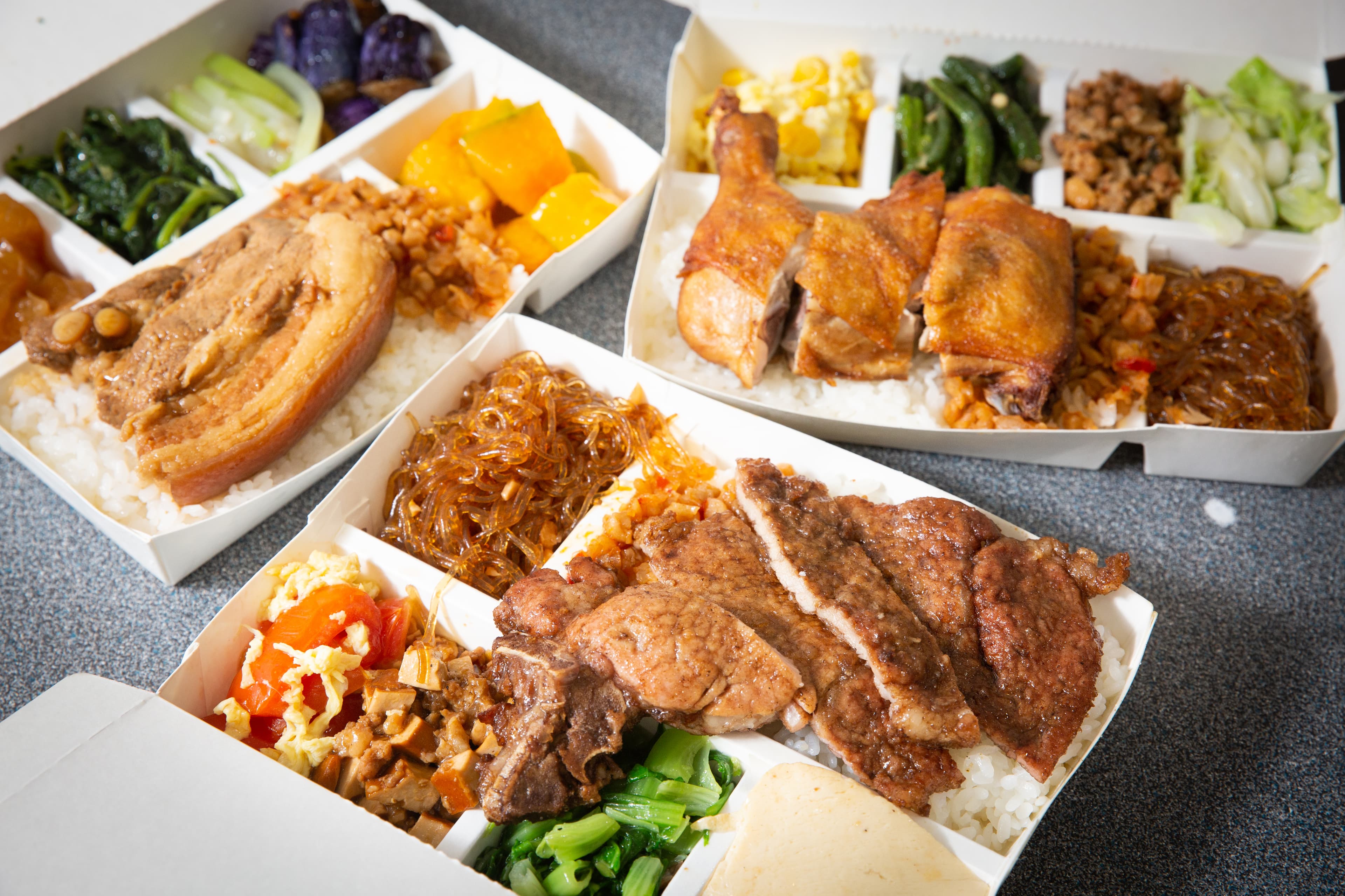 熱海排骨大王是花蓮第一家排骨飯,80年代首創16道配菜隨客挑選,菜色變化多元。