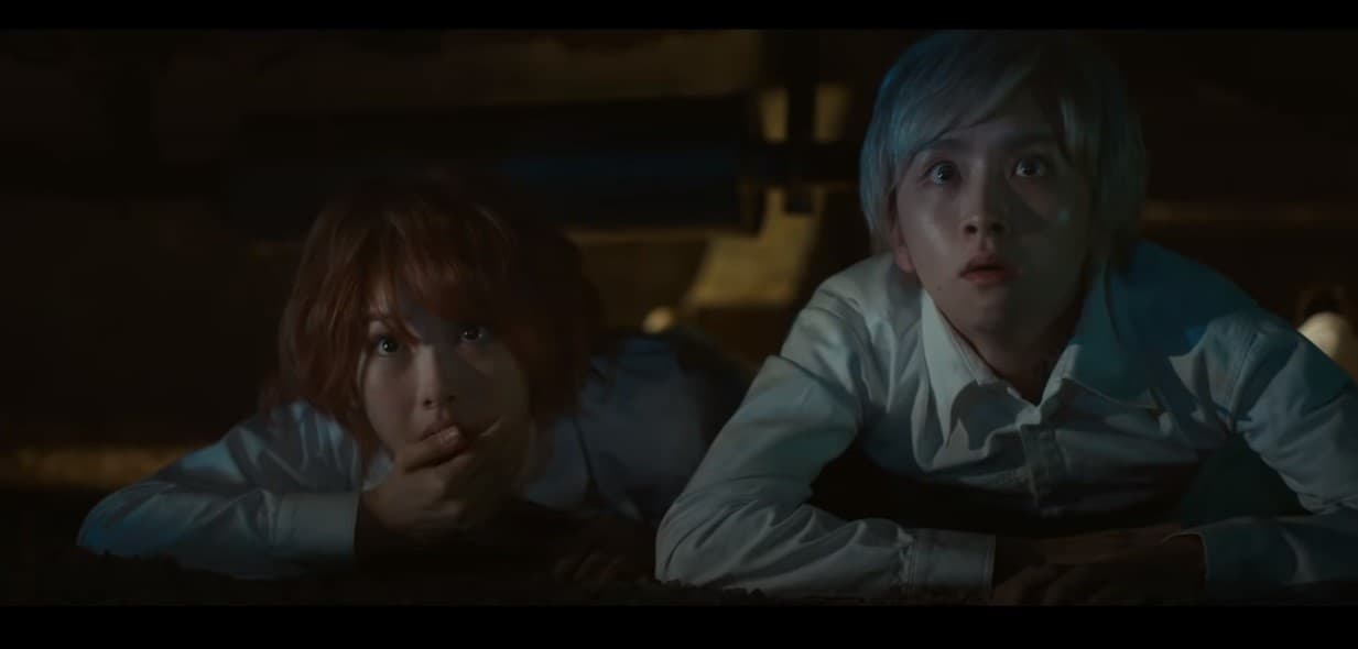濱邊美波、板垣李光人飾演孤兒院孩子艾瑪、諾曼。(翻攝YouTube頻道「東宝MOVIEチャンネル」)