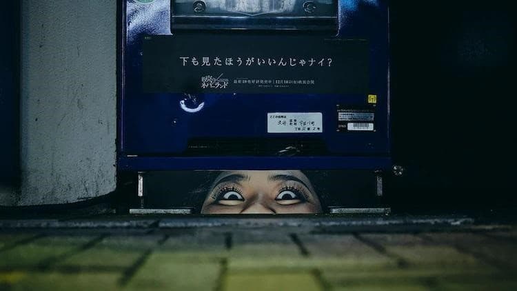 渡邊直美演出《約定的夢幻島》,真人版電影廣告出現在日本街頭。(翻攝natalie)