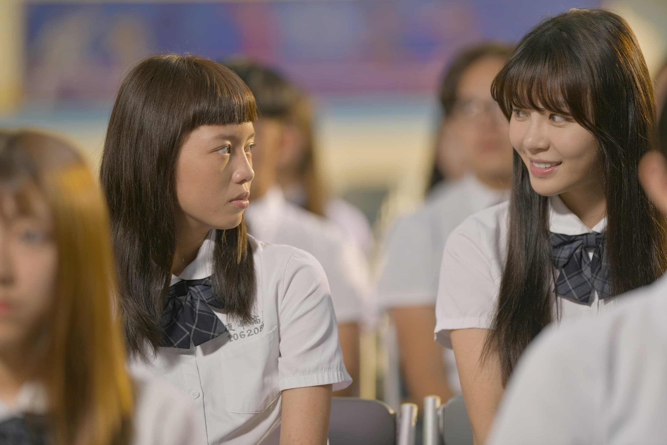 《哈囉少女》允蘅剛剛轉學來到新學校，馬上受到校園風雲人物可茜的拉攏。 （双喜電影提供）