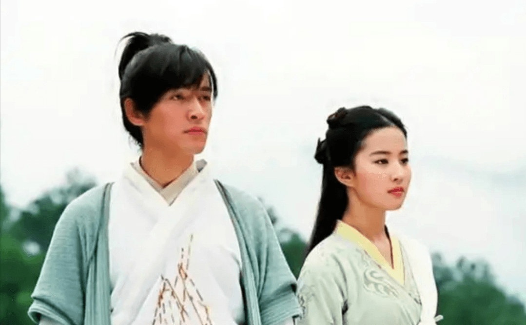 2005年《仙劍奇俠傳》拍成電視劇,由胡歌飾演李逍遙,劉亦菲飾演趙靈兒。(翻攝自網路)