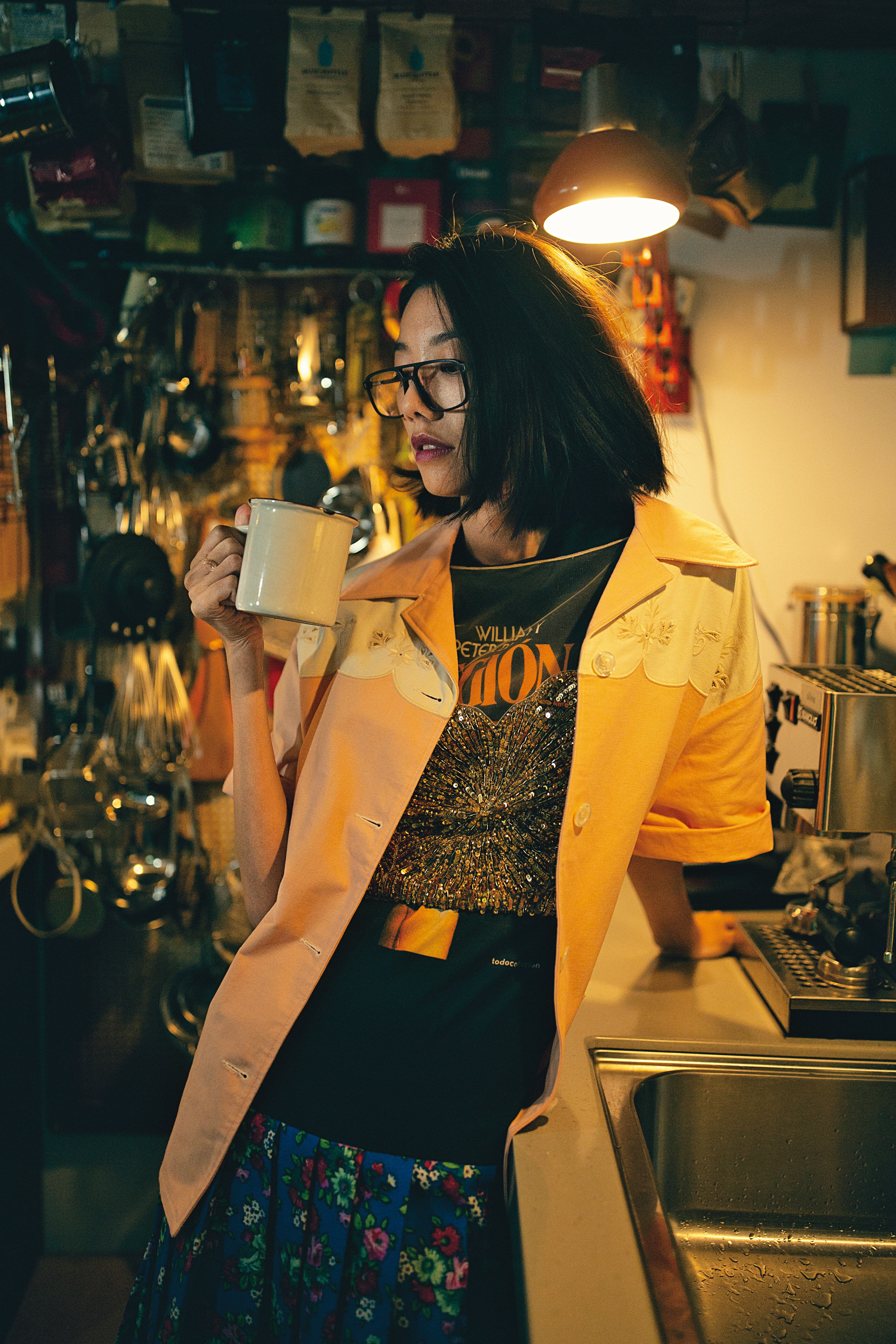 粉紅色工裝襯衫 NT$52,500。(GUCCI)、釘珠亮片紗質背心,價格店洽。(LOUIS VUITTON)、塗鴉拼接碎花棉質洋裝,價格店洽。(LOUIS VUITTON)、Ash飛行員造型光學眼鏡 NT$20,500。(MYKITA)