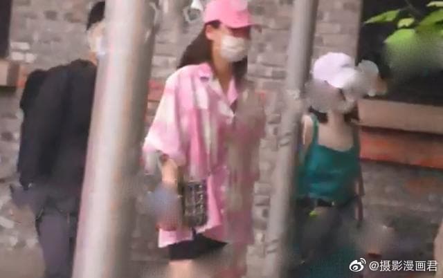 日前馬思純也被拍到外出逛街散心,這天的她心情大好,服裝配色也是粉嫩色系。(微博圖片)