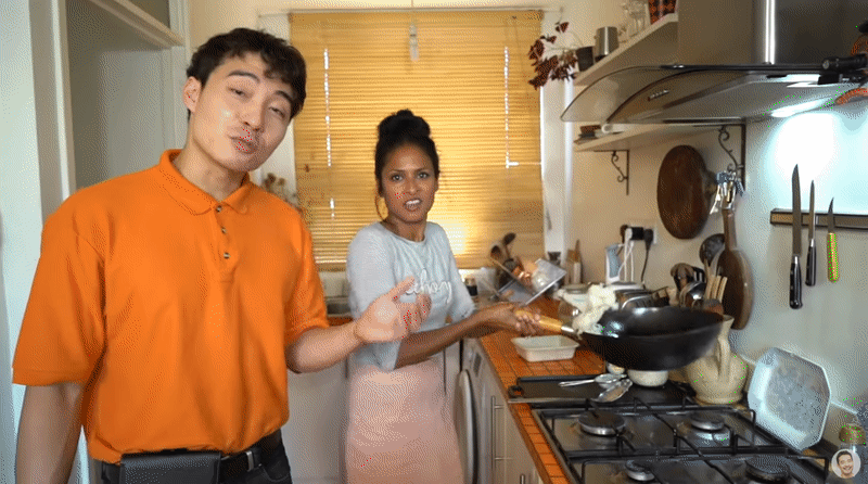 帕提爾想要耍帥「甩鍋」,卻把飯甩得到處都是。(翻攝自mrnigelng YouTube)