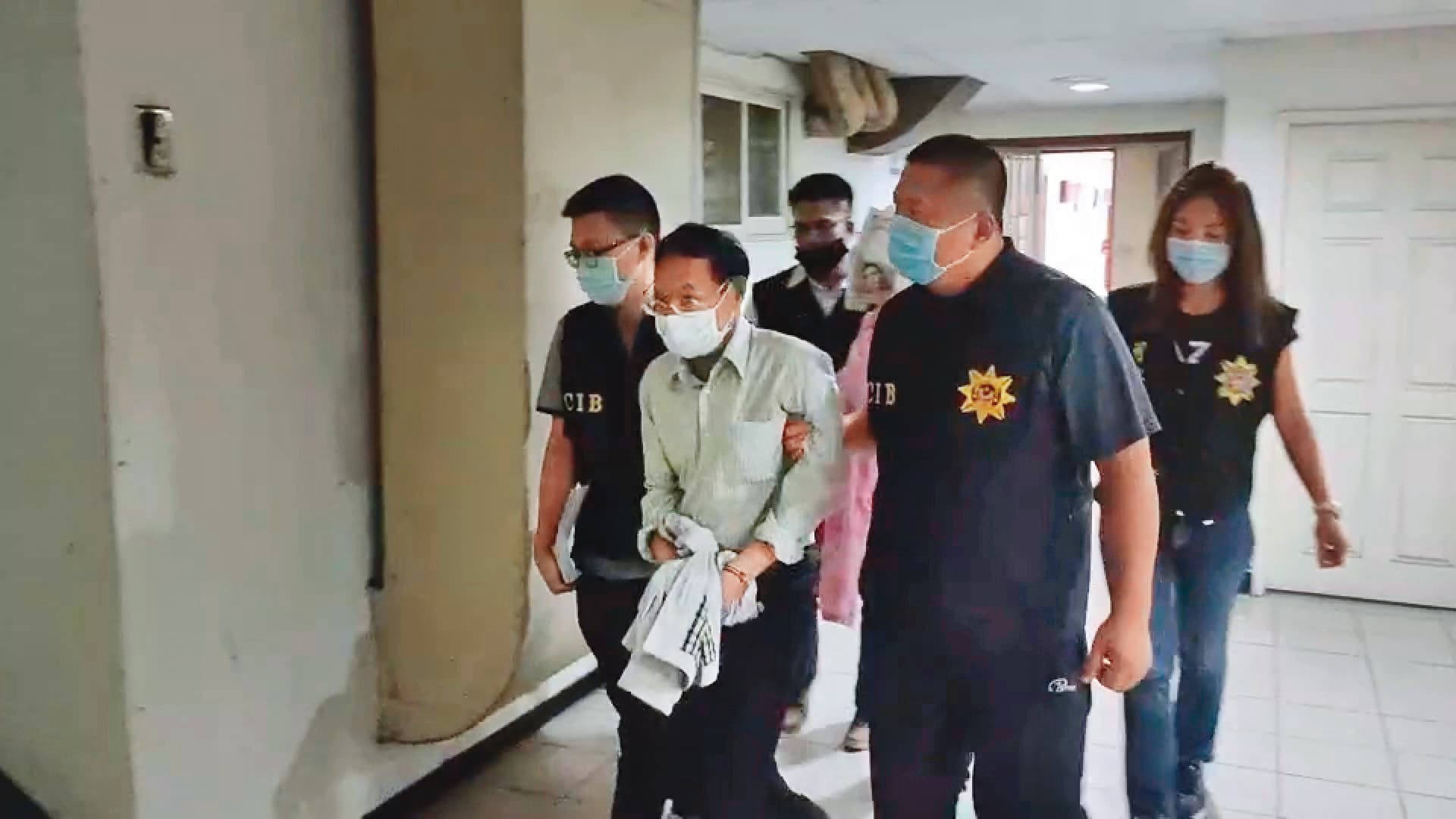 今年6月16日,徐浩城(左2)被檢警無預警上門、逮捕收押,至高無上的「師父」頓時成了狼狽的階下囚。(讀者提供)