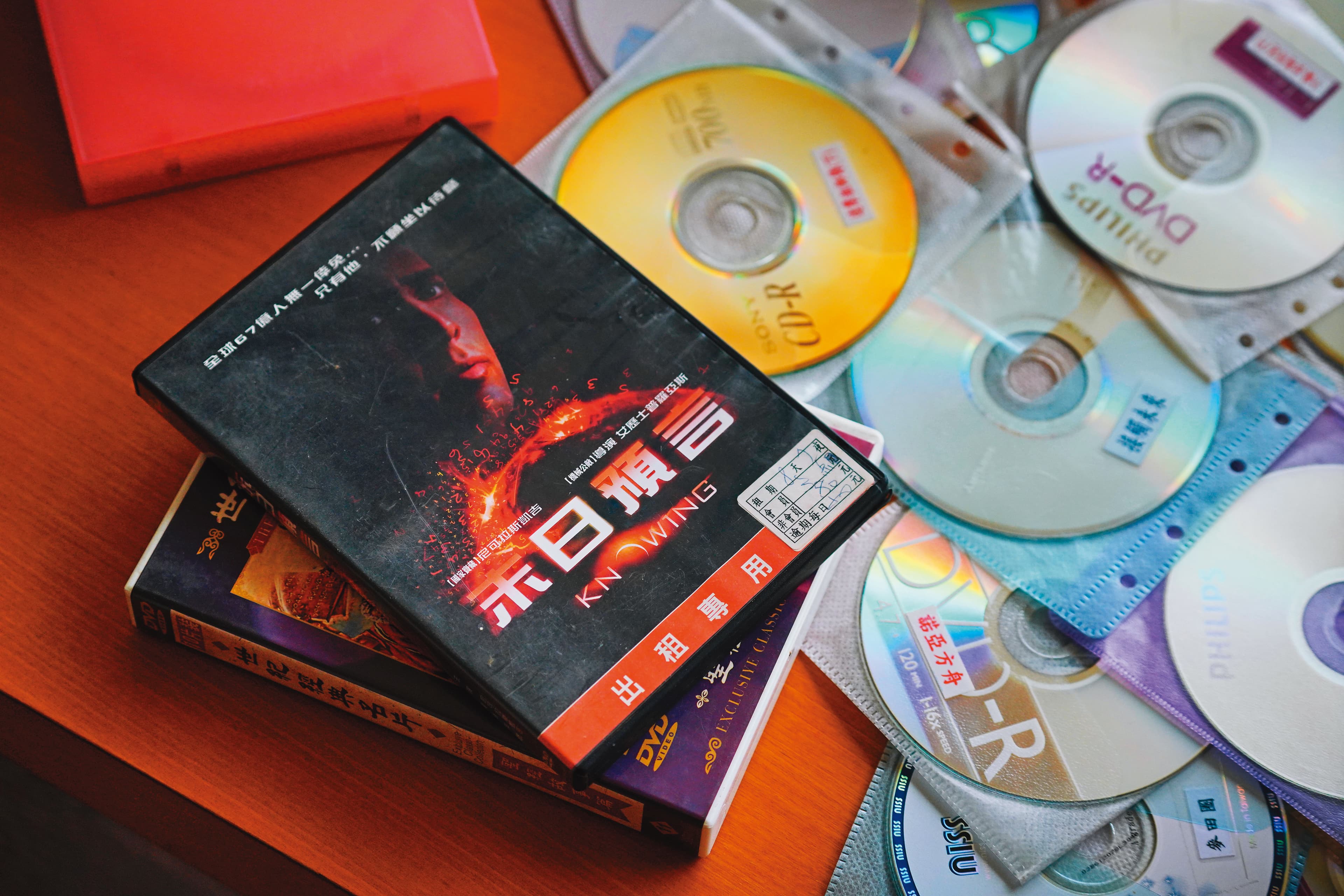 師父禁止信徒去電影院,卻要求信徒去看2009年上映的電影《末日預言》,並說2012年的世界末日場景會和電影一模一樣。張士嘉回憶,我們華興的信徒曾一個禮拜包場去看3、4次。