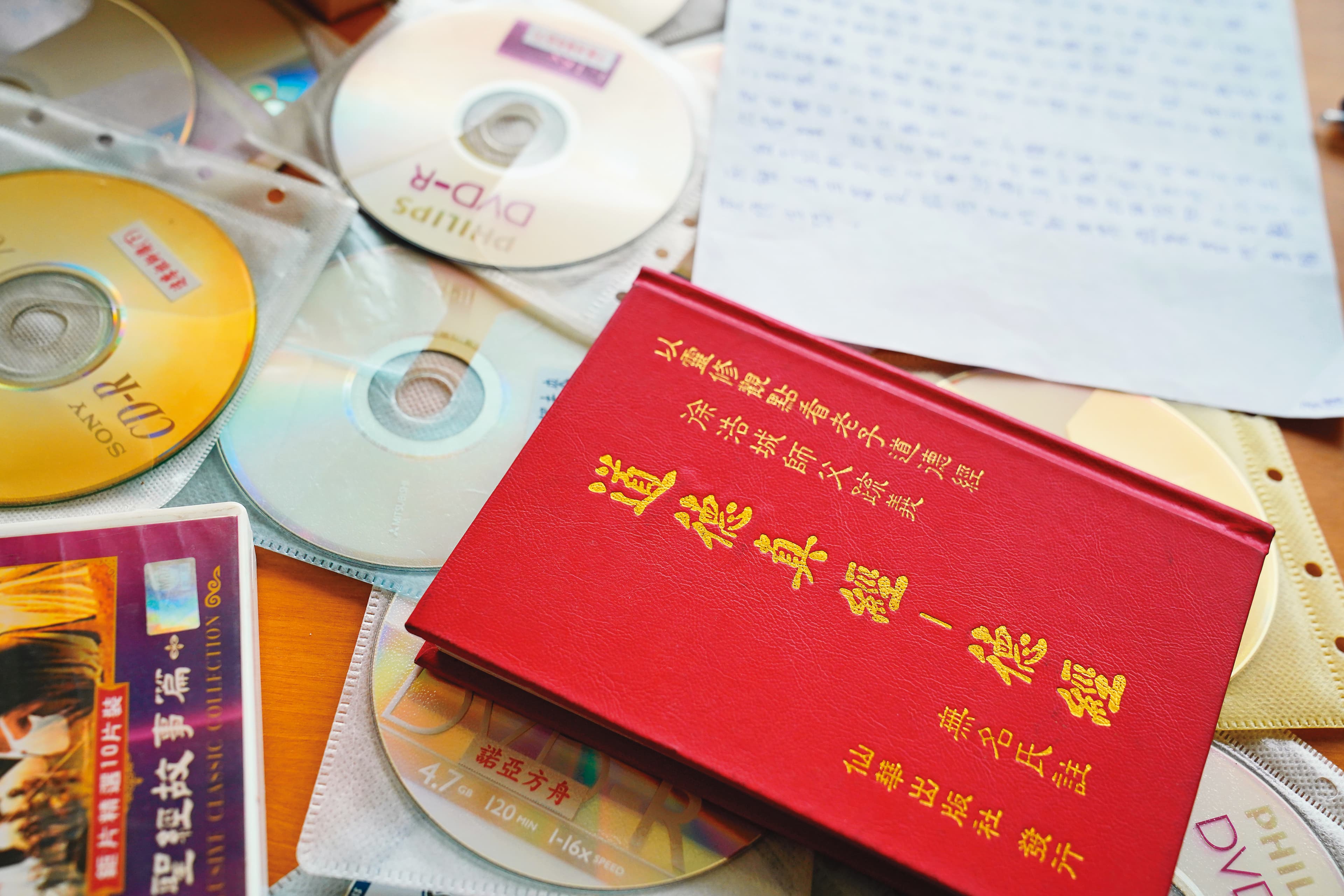 徐浩城出版數十本以徐浩城之名撰寫的靈修書籍,灌輸師父教理,信徒閱讀後有洗腦的效果。