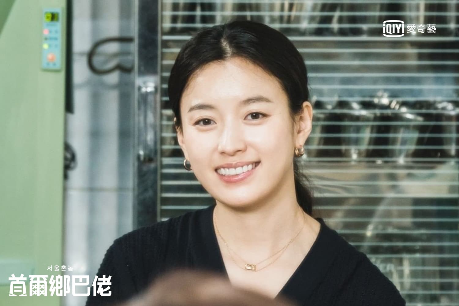 韓孝周梳起中分髮型,重現當年夯劇《同伊》造型。(愛奇藝台灣站提供)