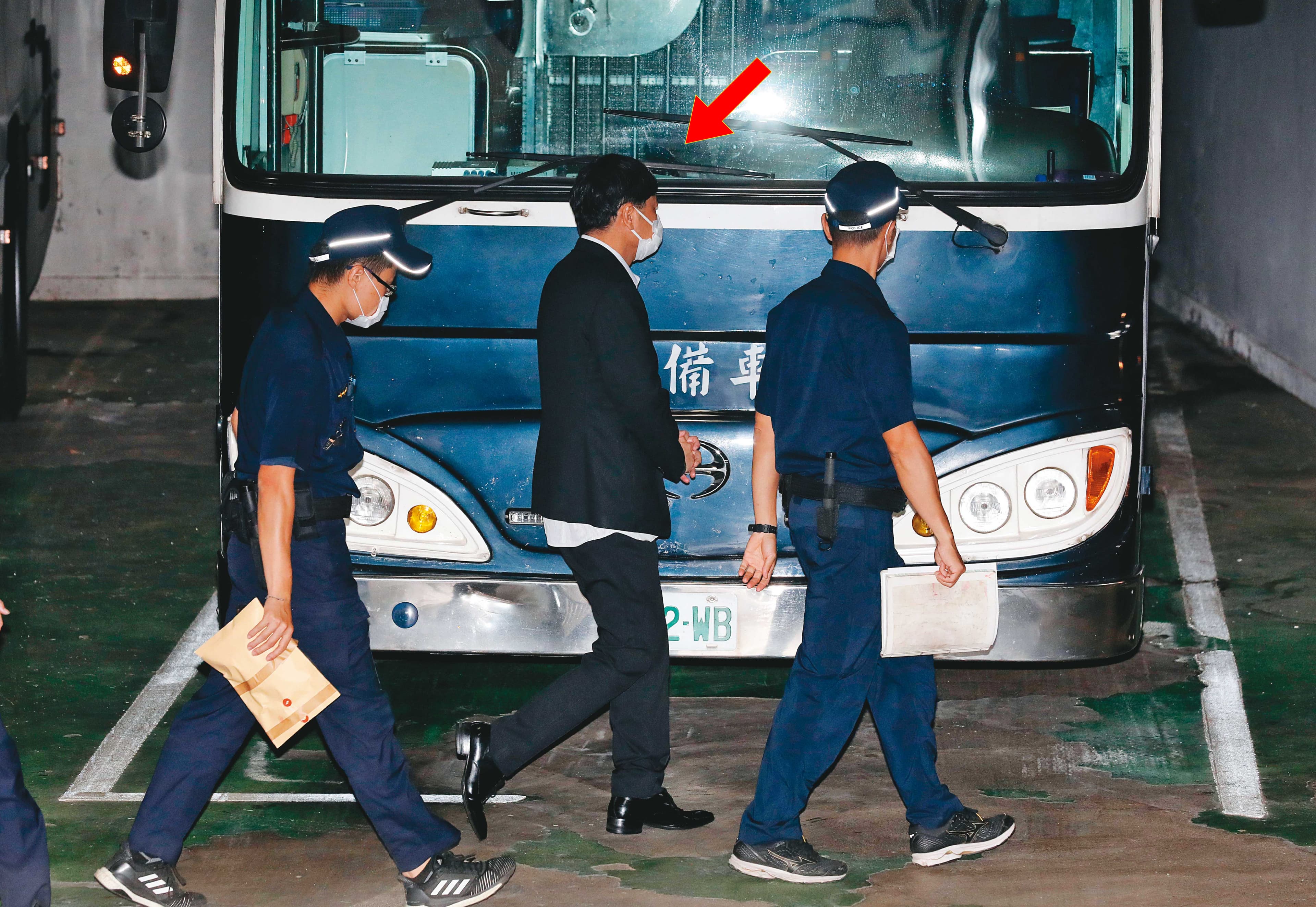 立委趙正宇涉嫌向殯葬業者索賄千萬元，趙原本聲押不成被交保，不過，檢方抗告成功，院方重裁後將他收押禁見。