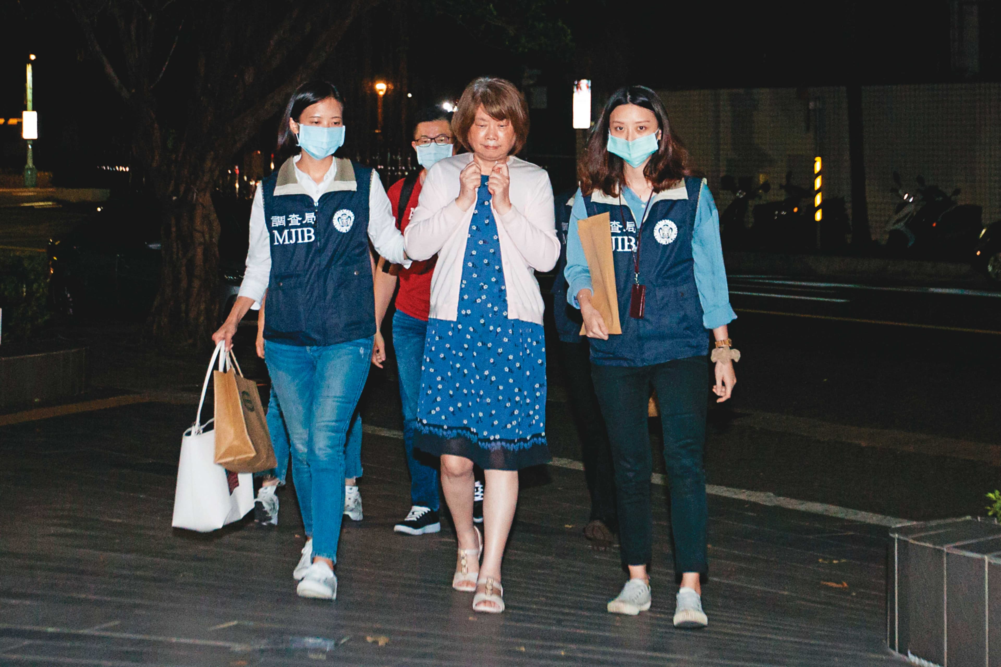 李恆隆的姊姊李秀峰擔任帳房,幫忙調度資金開支票行賄立委,訊後被依行賄罪以50萬元交保。