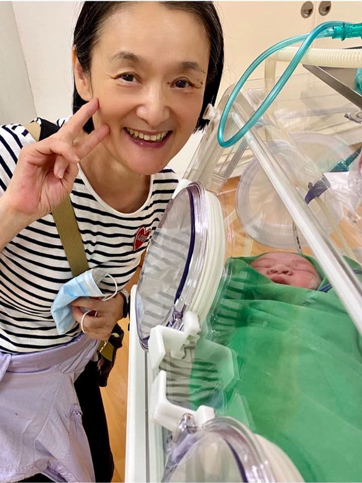本來想發美照宣布生子消息的歐陽靖,因為母親譚艾珍傳給RK報平安的照片,於是被暴雷了。(翻攝自歐陽靖臉書)
