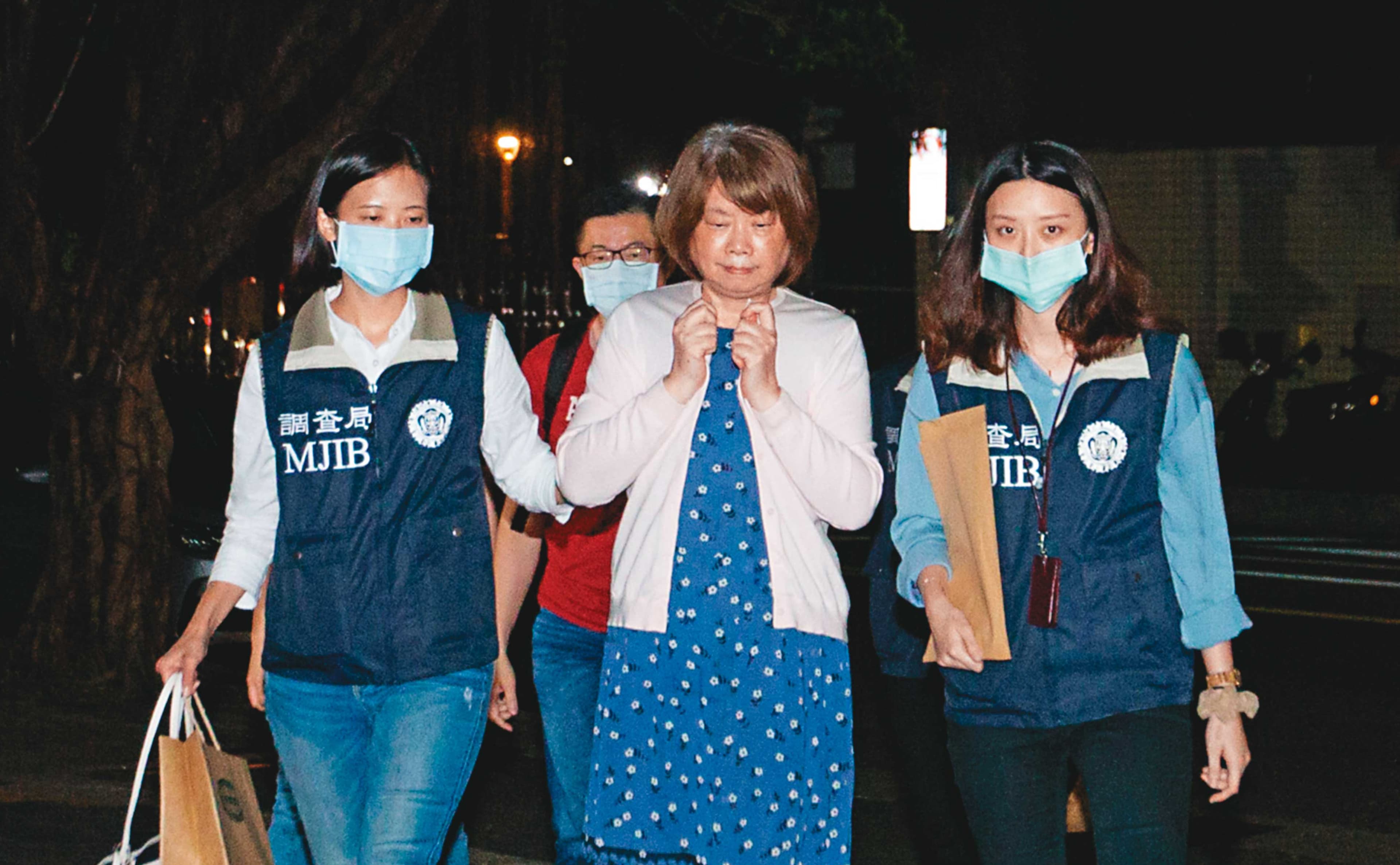 李恆隆的姊姊李秀峰擔任帳房,幫忙調度資金開支票行賄立委,訊後被依行賄罪以50萬元交保。