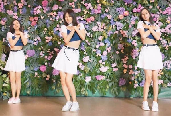 何超欣(右起)、姚安娜、袁九兒裝扮成偶像女團載歌載舞,慶祝友人生日。(翻攝自微博)