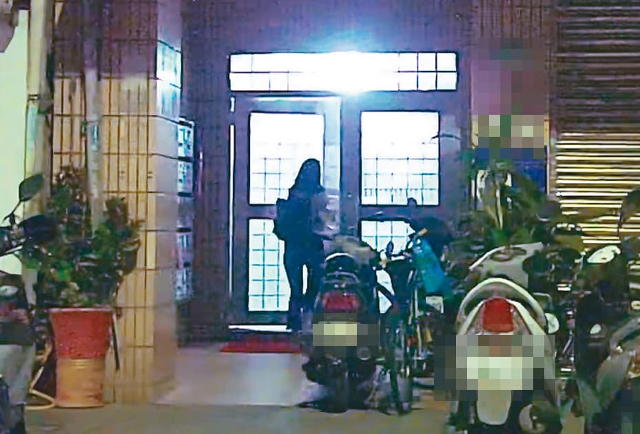 7月26日1:19,吳怡農前腳剛回住處,相隔5分鐘,王姓小農女(圖)便出現在他的住處,輕鬆推開大門上樓夜宿。