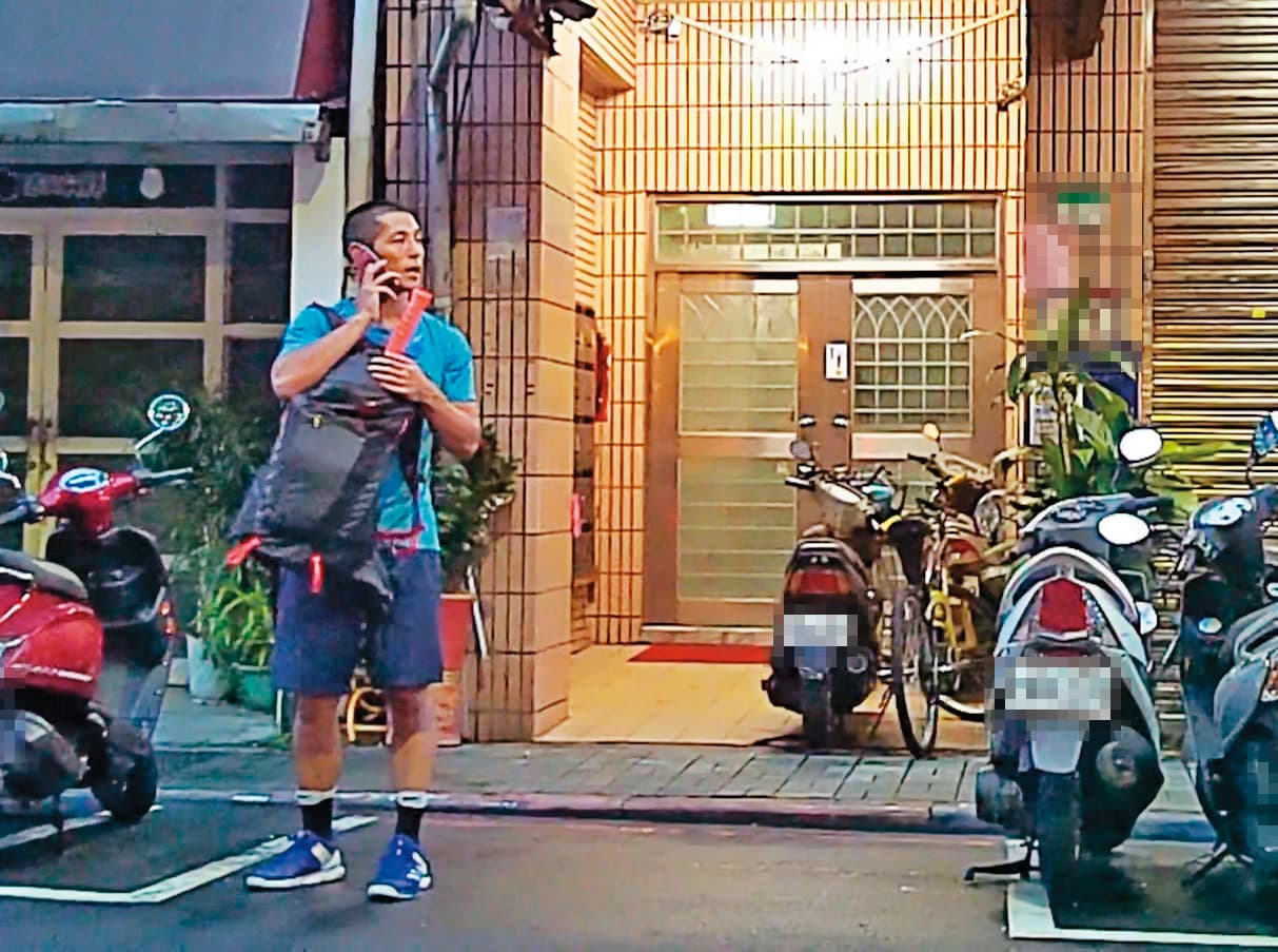 7月26日18:49,與小農女待了一夜後,吳怡農(圖)傍晚換穿一身運動裝,背著網球拍帥氣出門。