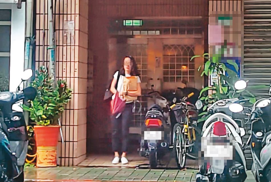 7月26日15:47,小農女(圖)在吳怡農住處待了14小時後獨自離開,此時她戴起眼鏡,身上的穿著與凌晨進入時一模一樣。