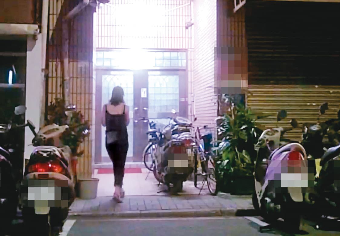 8月2日04:47,小農女在週日清晨近5點,2度赴吳怡農住處夜宿。