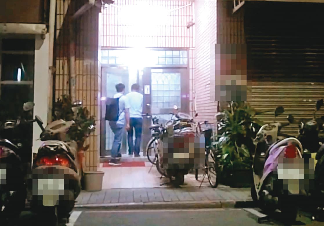 08/02 02:43 赴高雄參加完蔡英文總統的社群之夜替陳其邁造勢後,吳怡農(右)與曹姓幕僚(左)回台北住處。