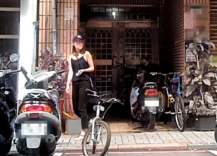 8月2日14:46,小農女(圖)在吳怡農住處待了10小時,離開時穿著深色細肩帶小可愛、頭戴鴨舌帽,與進入時相同。