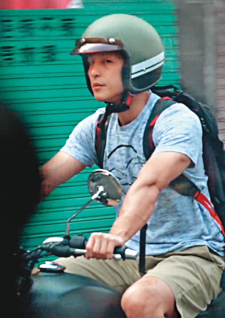 7月19日16:39,一直宣稱自己單身的吳怡農,出入公開場合相當謹慎,即使騎著帥氣野狼機車,眼光仍不時緊盯本刊記者車輛。
