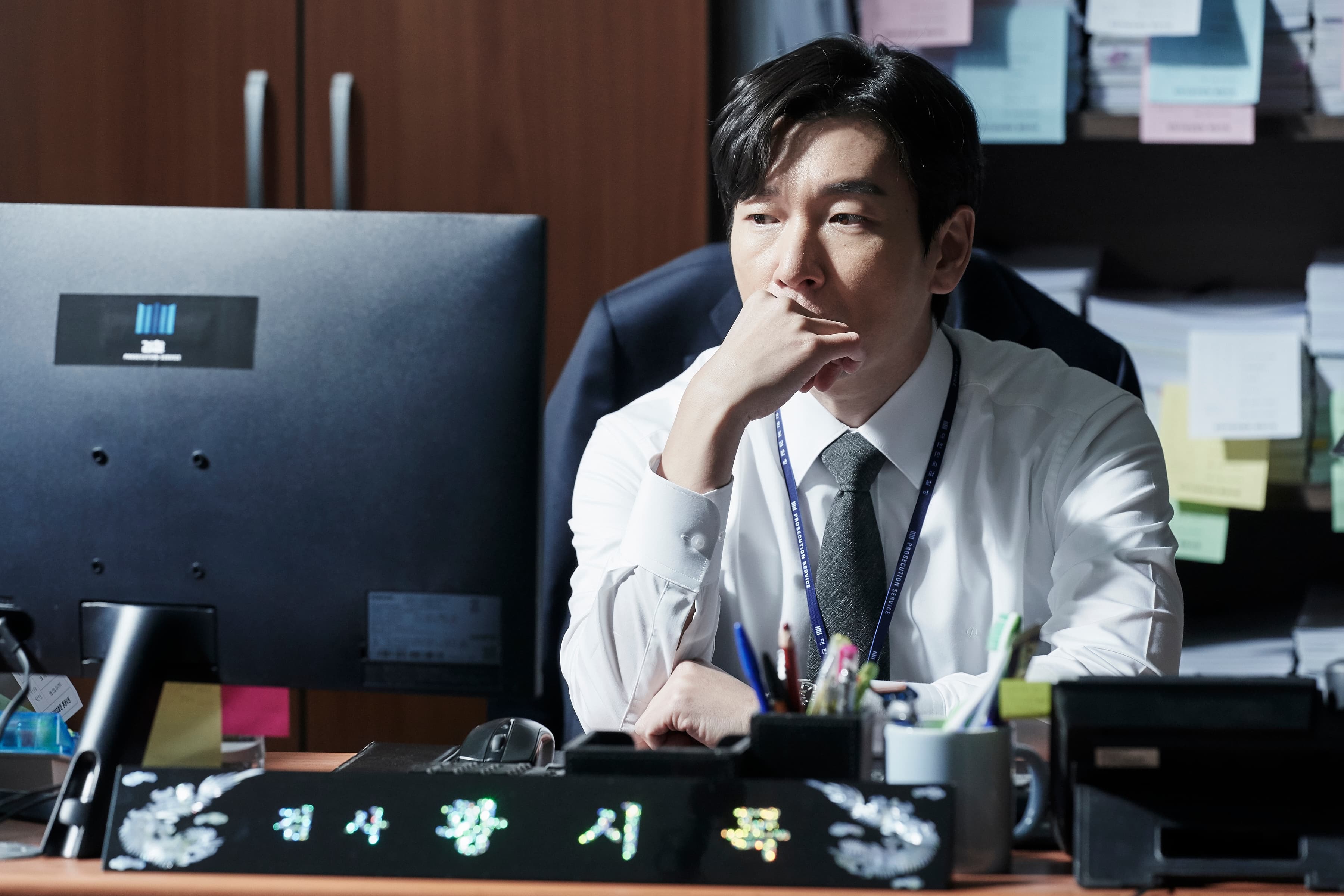 曹承佑飾演失去情感知覺的黃始木檢察官,追查真相不鬆懈。(Netflix提供)