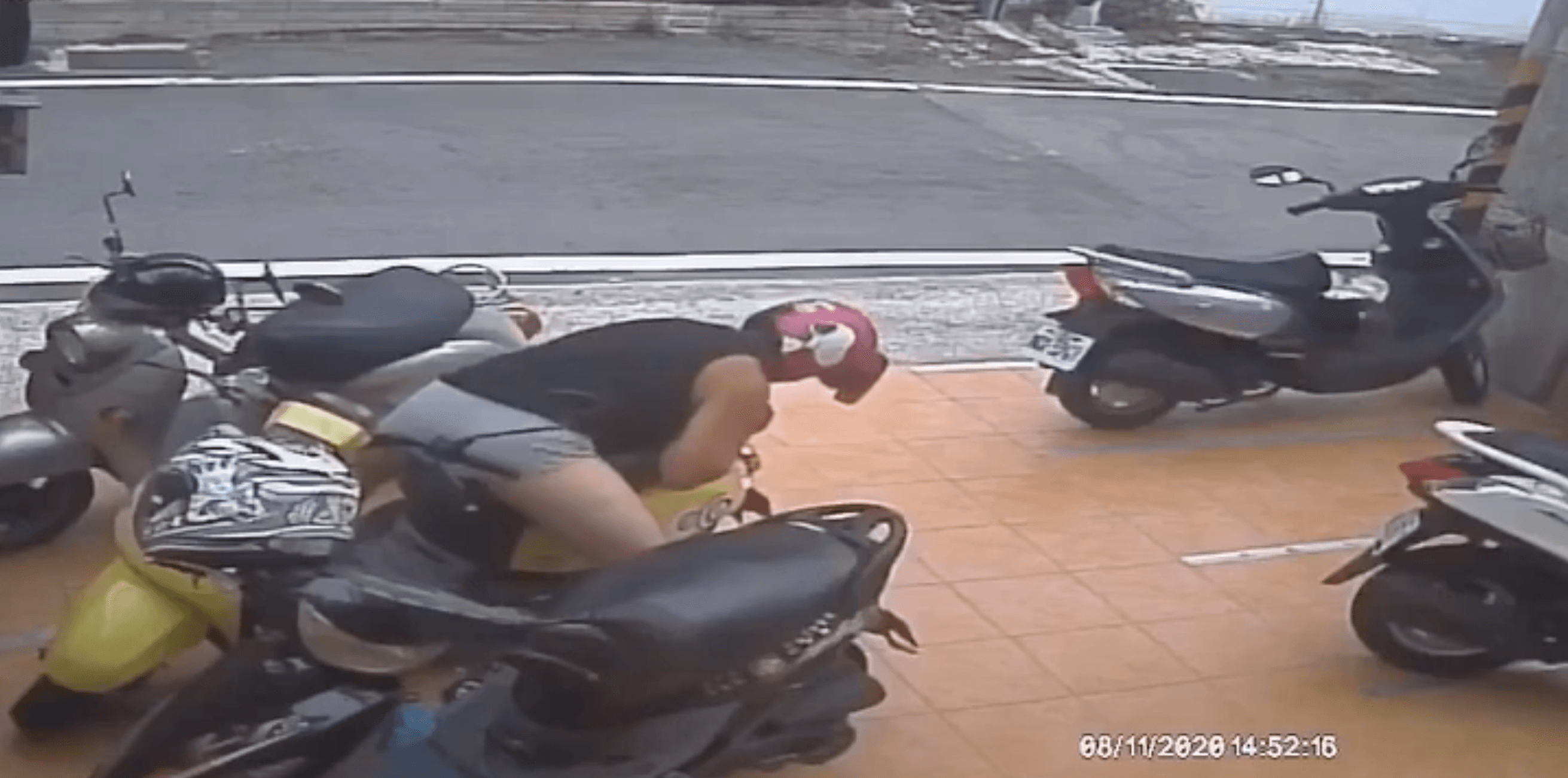男子當街脫褲,對機車做出不雅舉動。(翻攝自「我是頭份人」臉書社團)