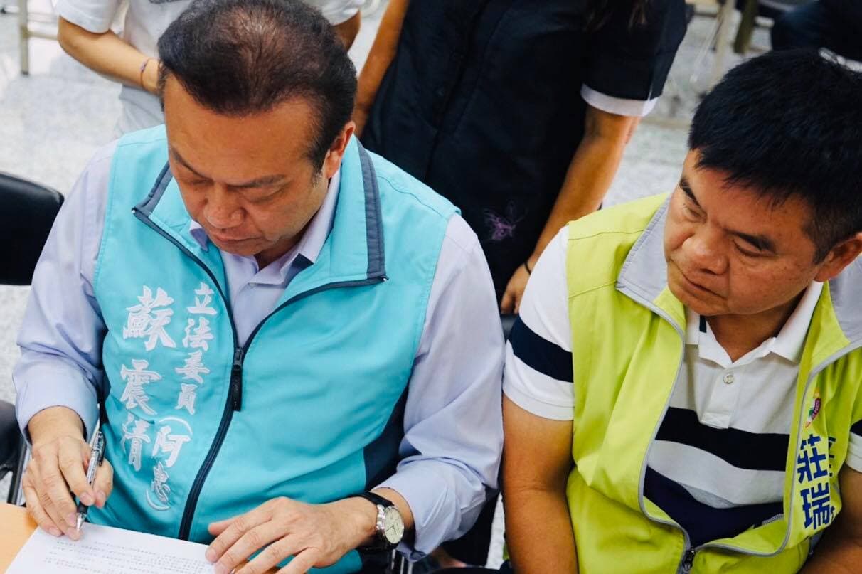 為了禮讓蘇震清(左)參選,原本計畫投入選戰的莊瑞雄(右)改列入不分區。(翻攝自蘇震清臉書)