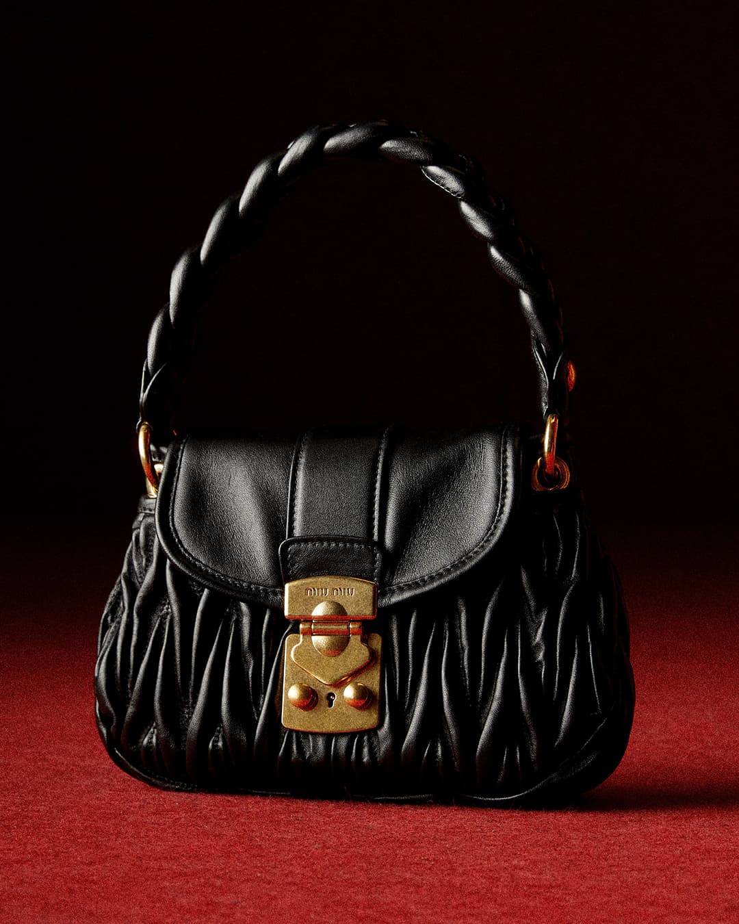 Coffer皮革手提包NT$53,000。(MIU MIU提供)