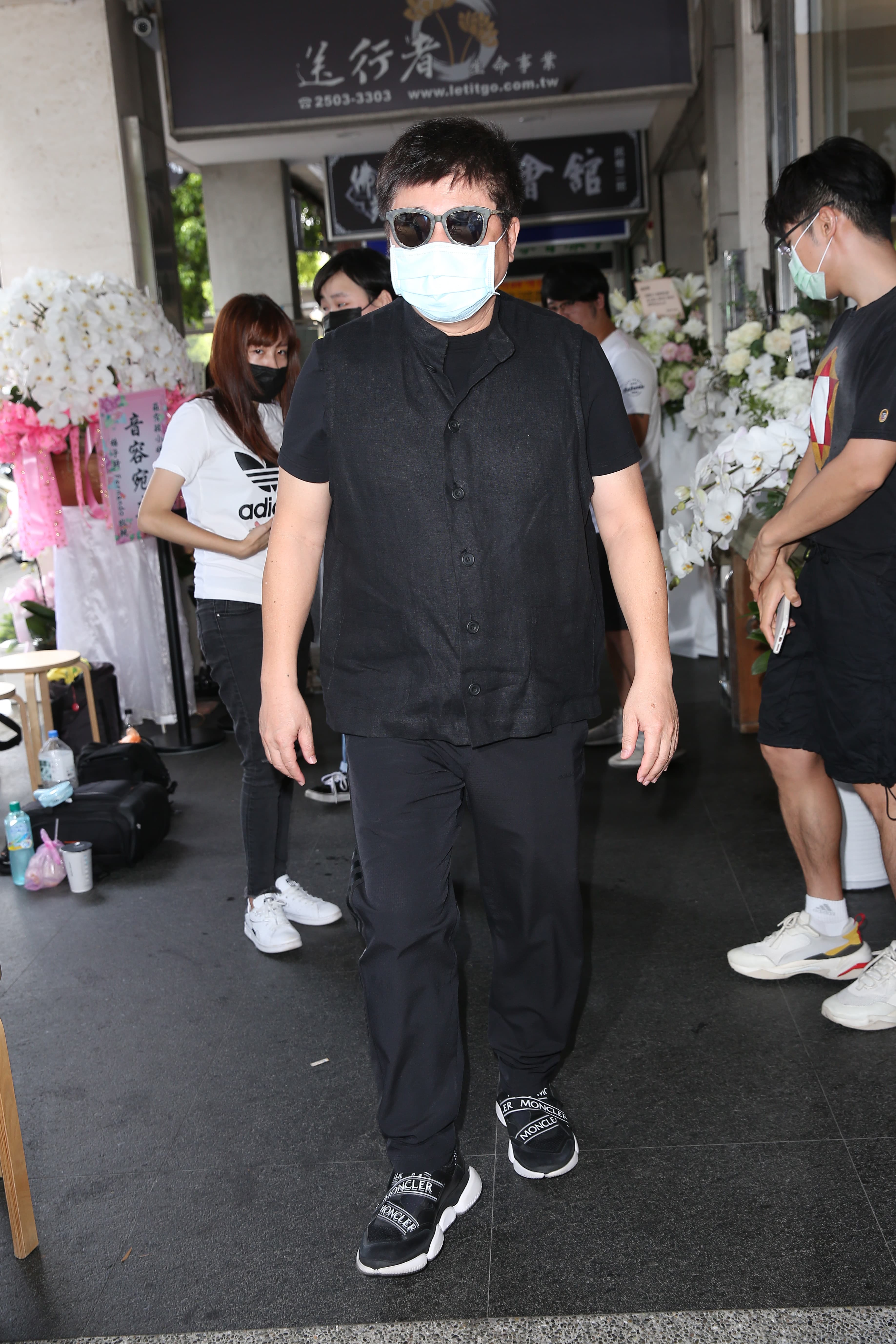 胡瓜今早戴墨鏡、口罩到羅霈穎靈堂致意,沒待很久就離開。