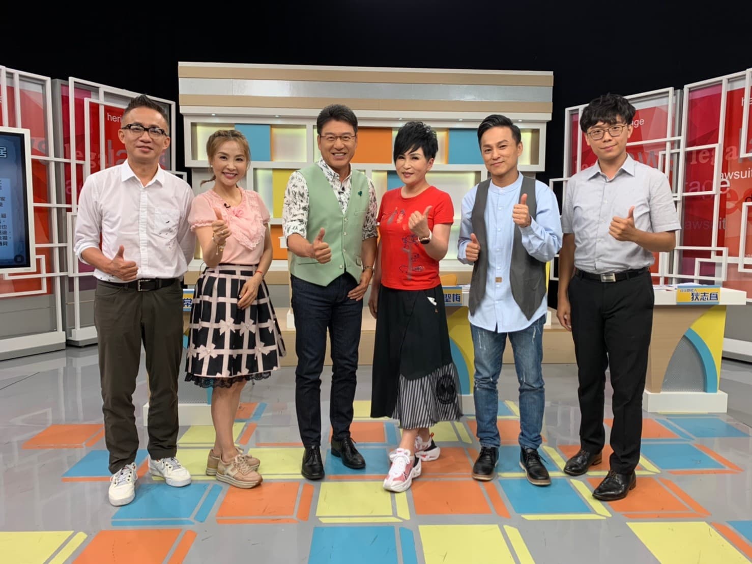 (左起)作家許常德、許聖梅、主持人謝震武、醫藥記者王瑞玲、狄志為、律師簡大為一同探討藝人婚姻為何多不「性」福。(和展影視提供)