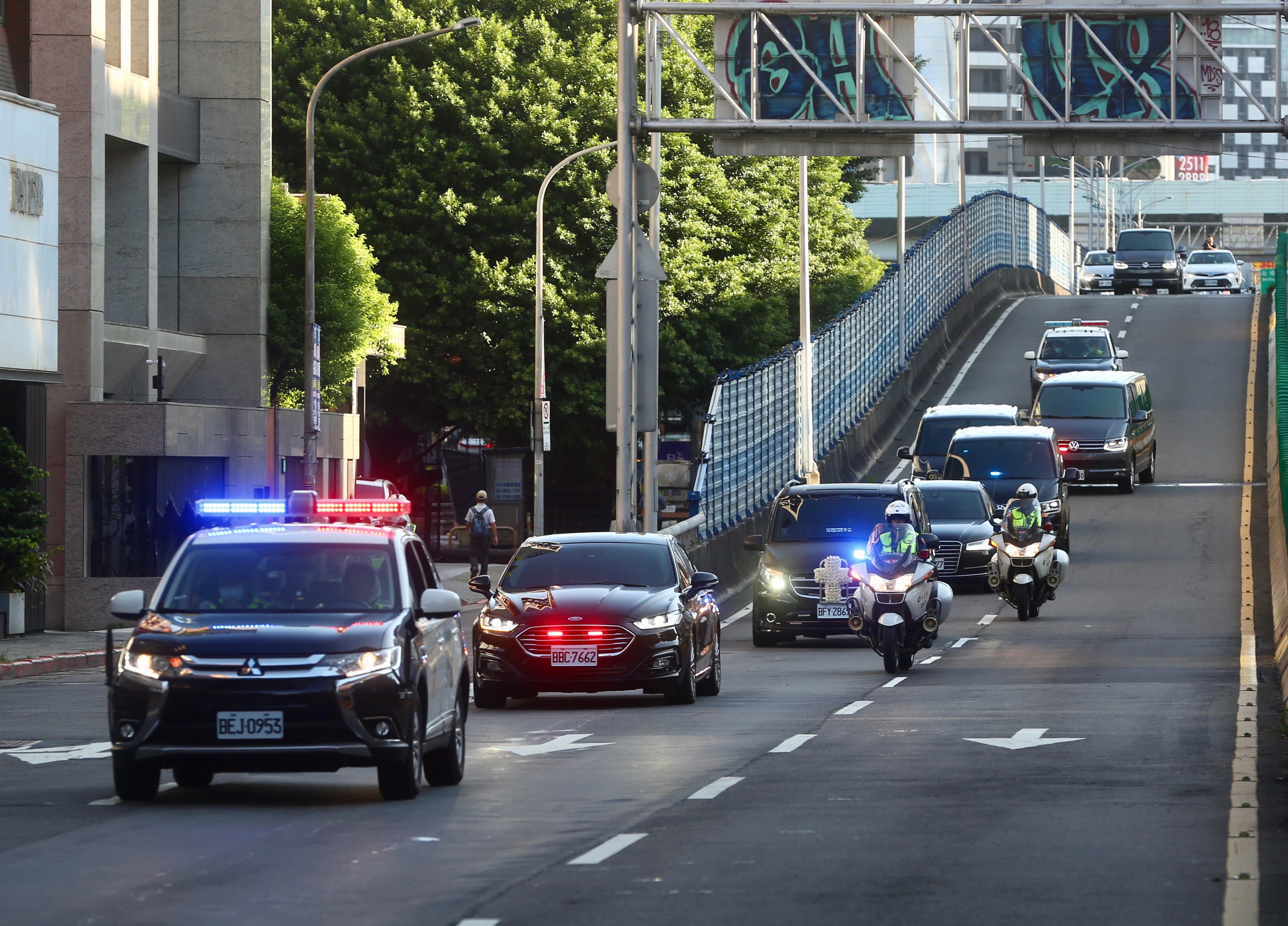 前總統李登輝移靈車隊上午從台北榮總出發前往濟南教會。
