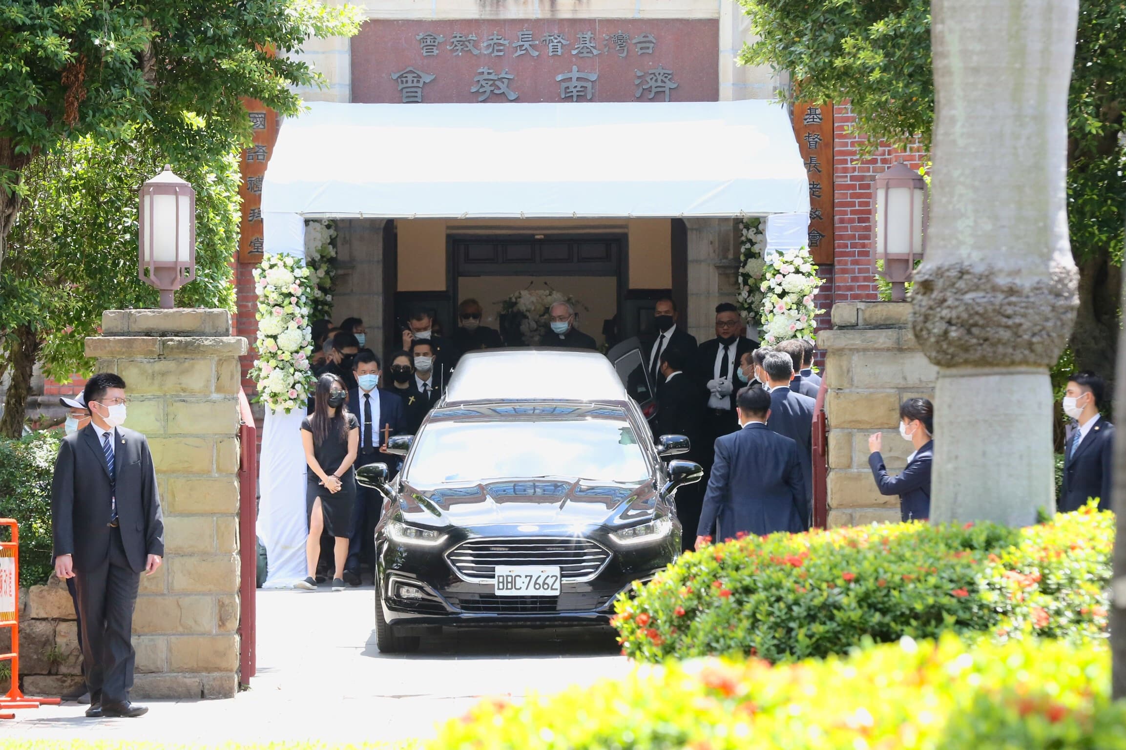 禮拜結束後,李登輝家屬搭車跟著車隊前往二殯。