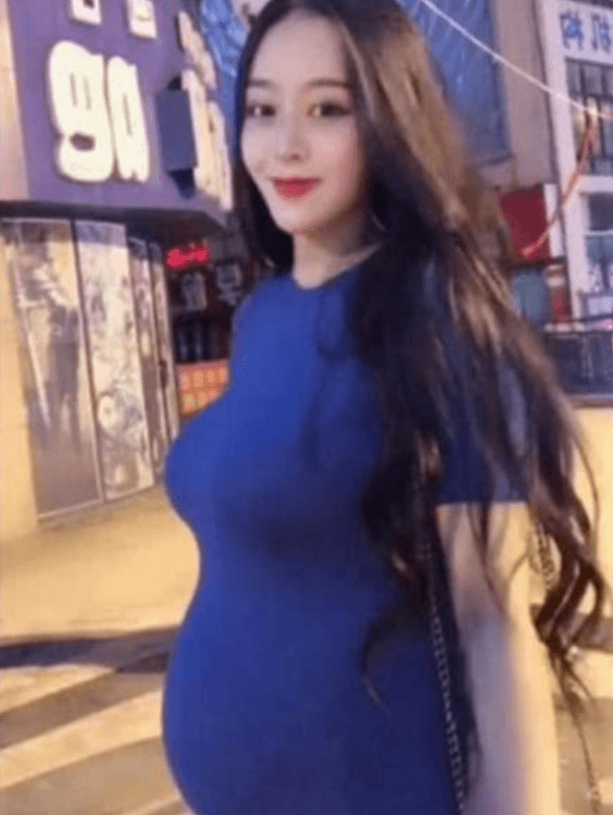 當年真正的女主角余藝已升格為人母,展開新生活。(圖片翻攝自微博)