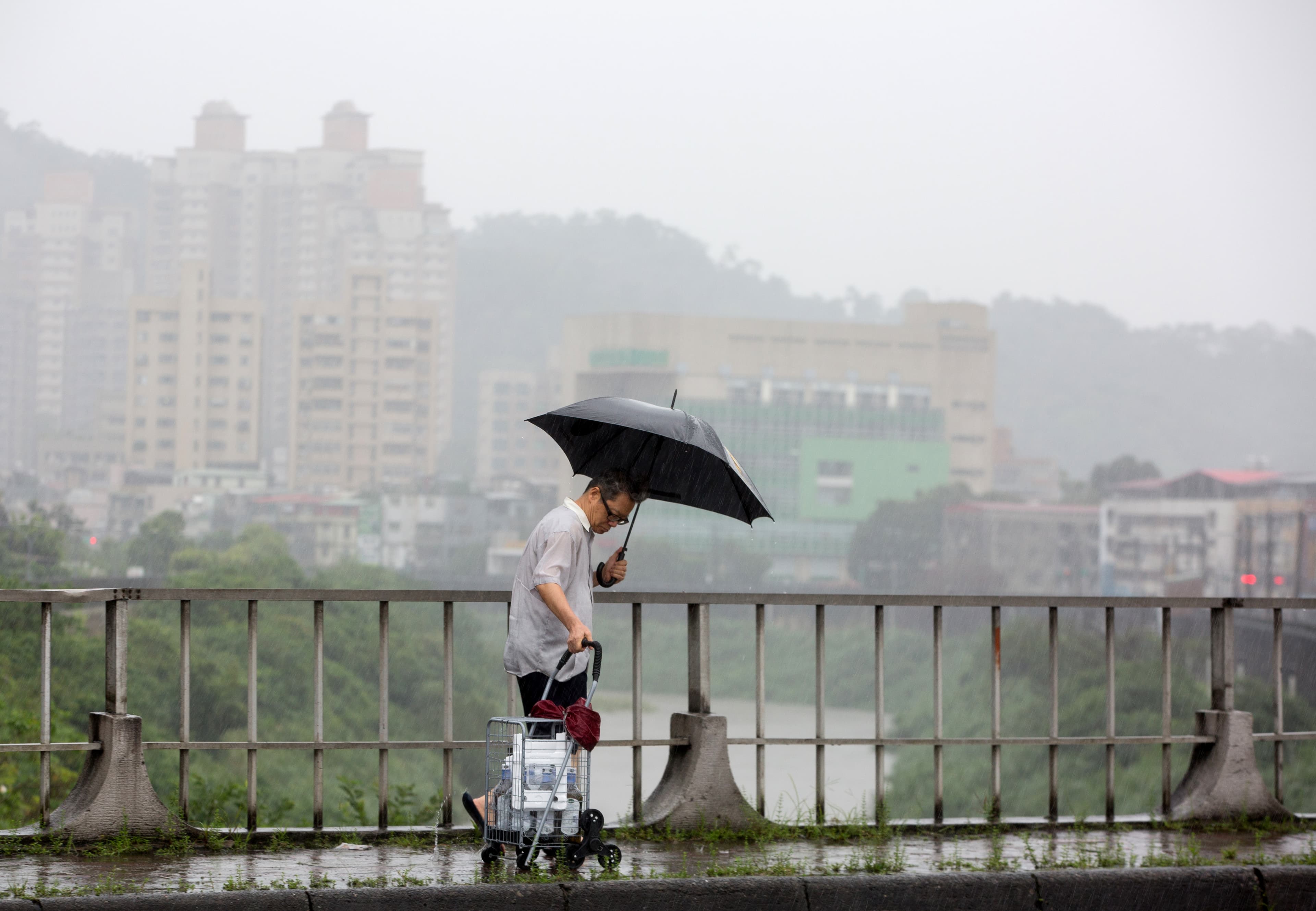今仍維持典型夏季的天氣型態,各地中午高溫炎熱,不過午後雷陣雨可能會逐步增加。(本刊資料照)