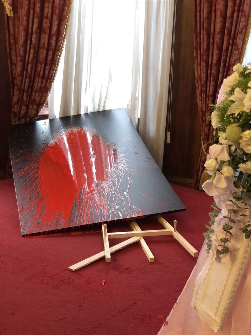 李前總統在台北賓館的追思會場竟遭潑漆。(翻攝畫面)