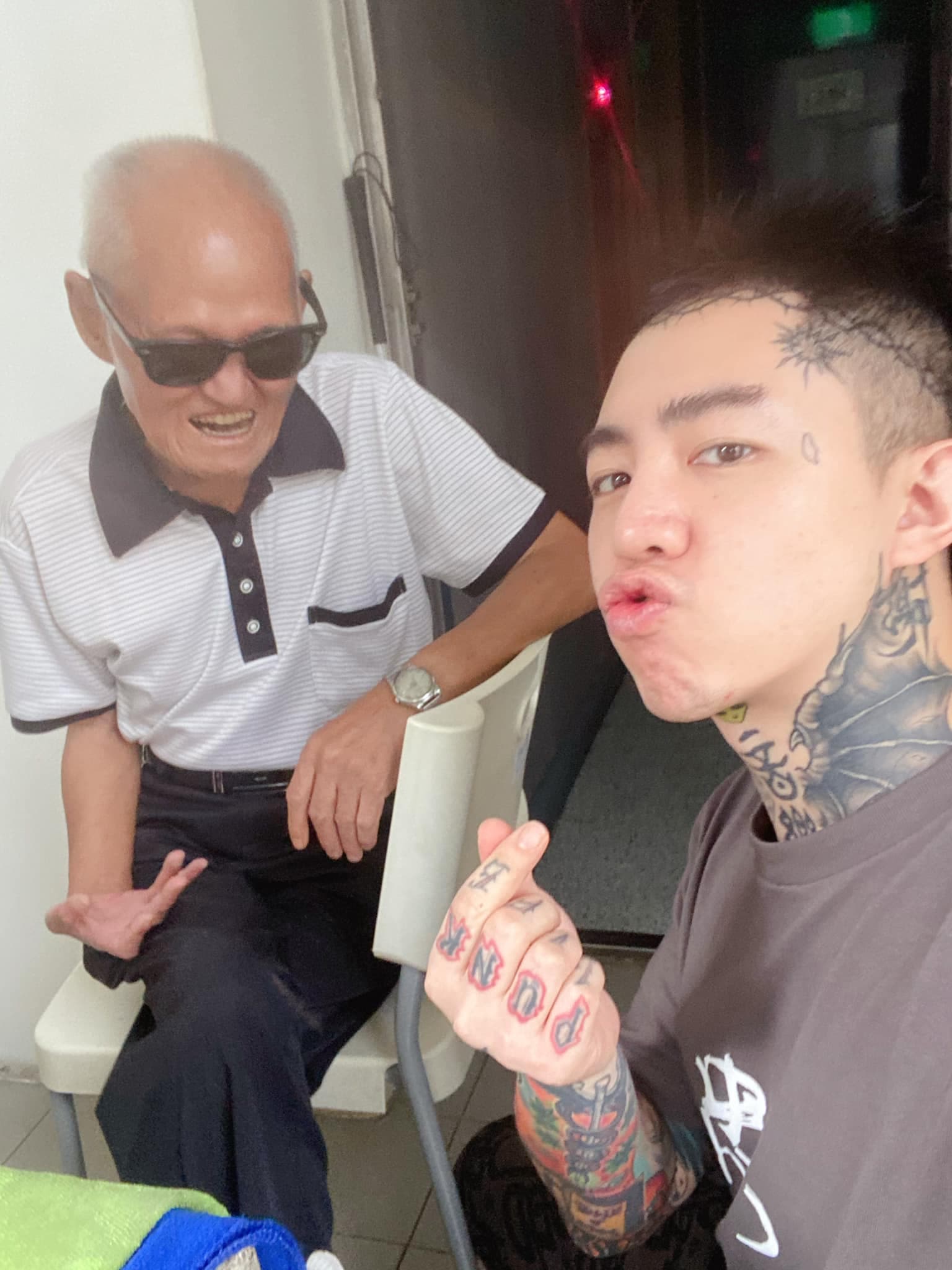 謝和弦因為不捨國寶級歌手在菜市場賣唱,因此透過U-Life台灣優質生命協會與李炳輝碰面。(翻攝自謝和弦臉書)