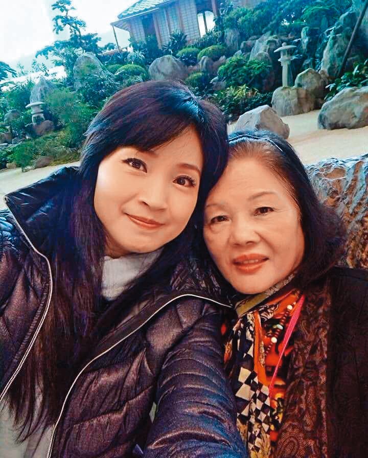 方季惟從小扛起家中債務，媽媽在世時，最放不下的就是她還孤身寡人。（翻攝自方季惟國際粉絲頁IG）