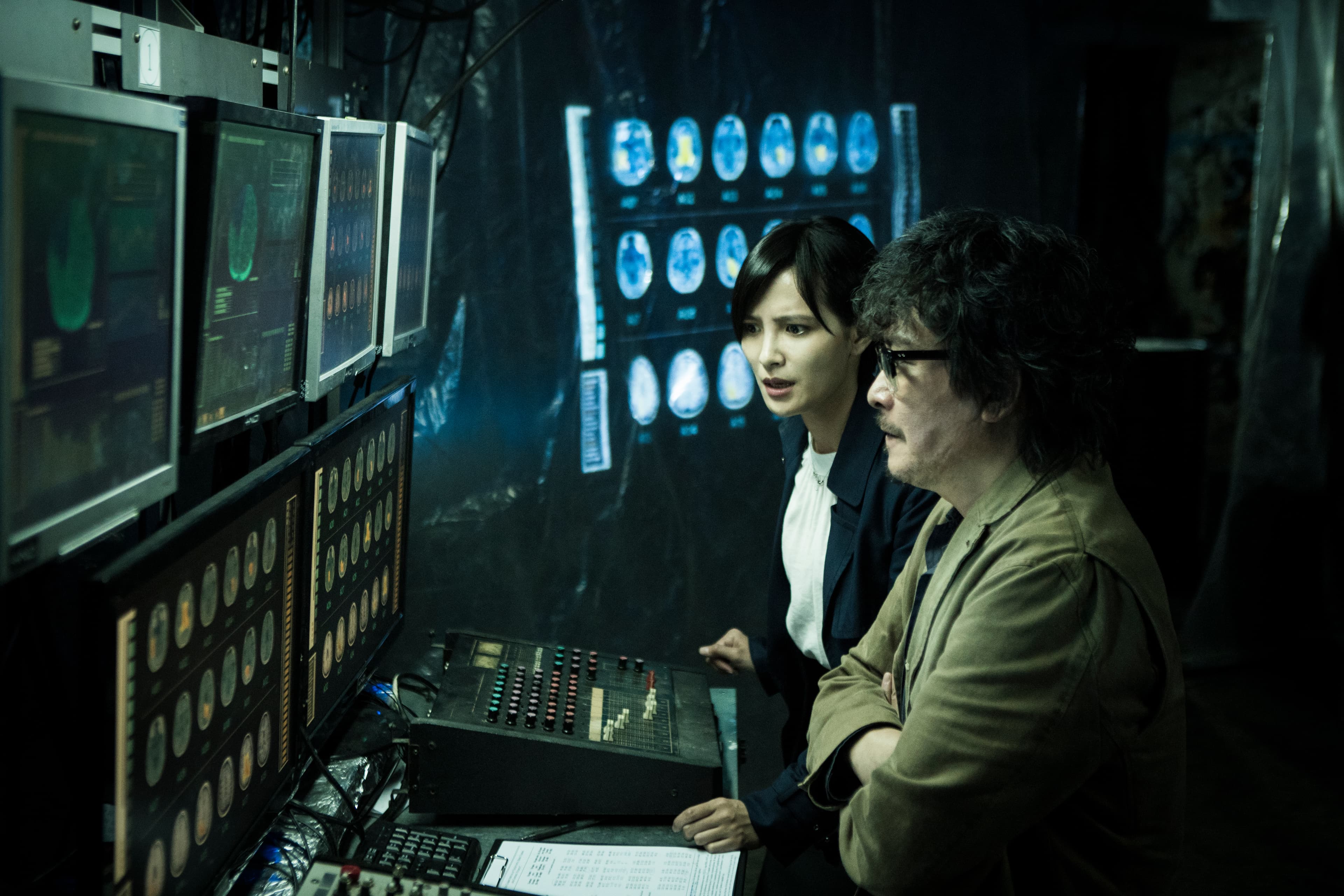 王識賢(右)在《獵夢特工》中飾演腦神經專家。(HBO提供)