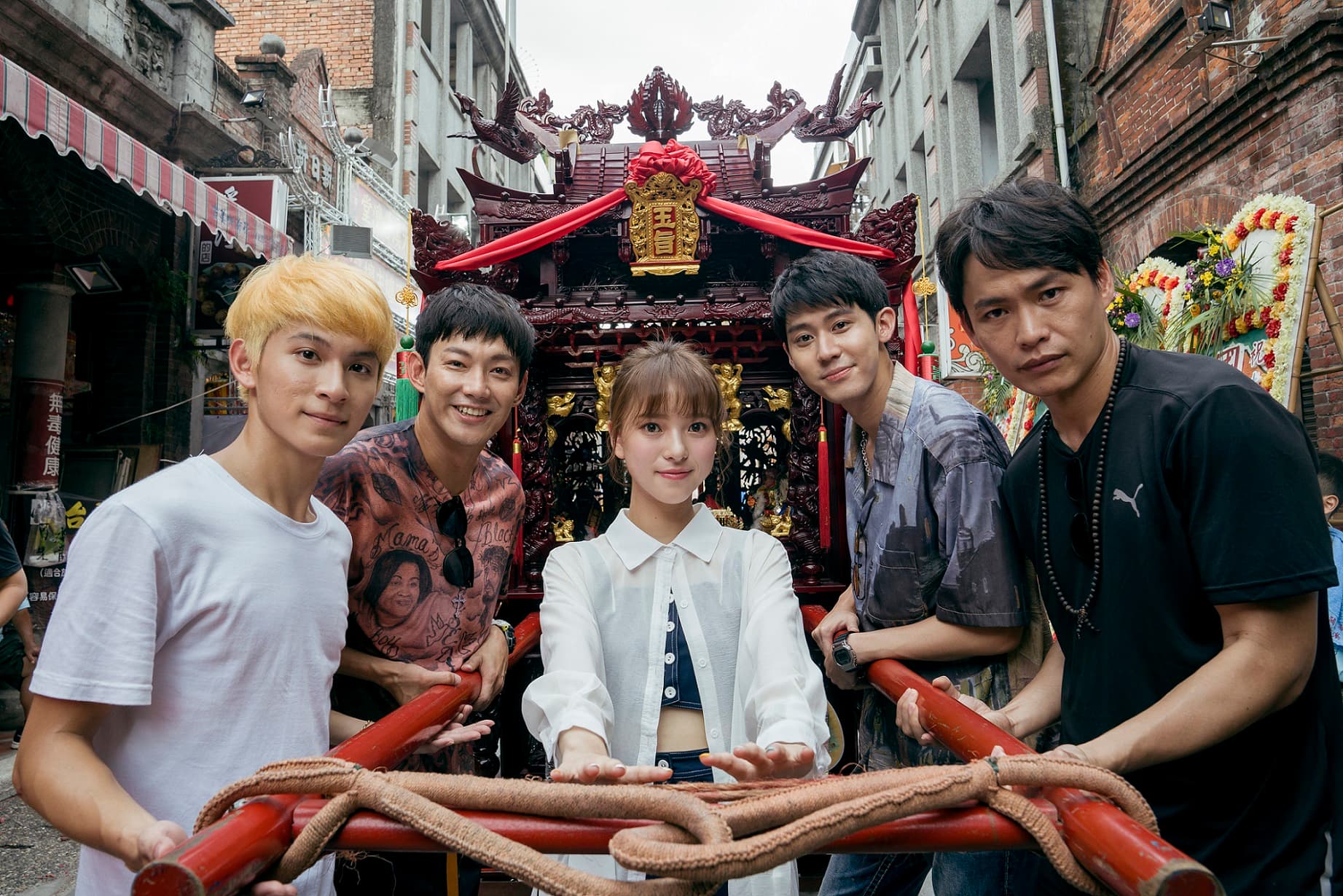 《神之鄉》演員李玉璽、項婕如、黃鐙輝、廖威廉、林暉閔也趁拍攝空檔參加,以信眾身份一同參加大溪遶境活動。(東森提供)