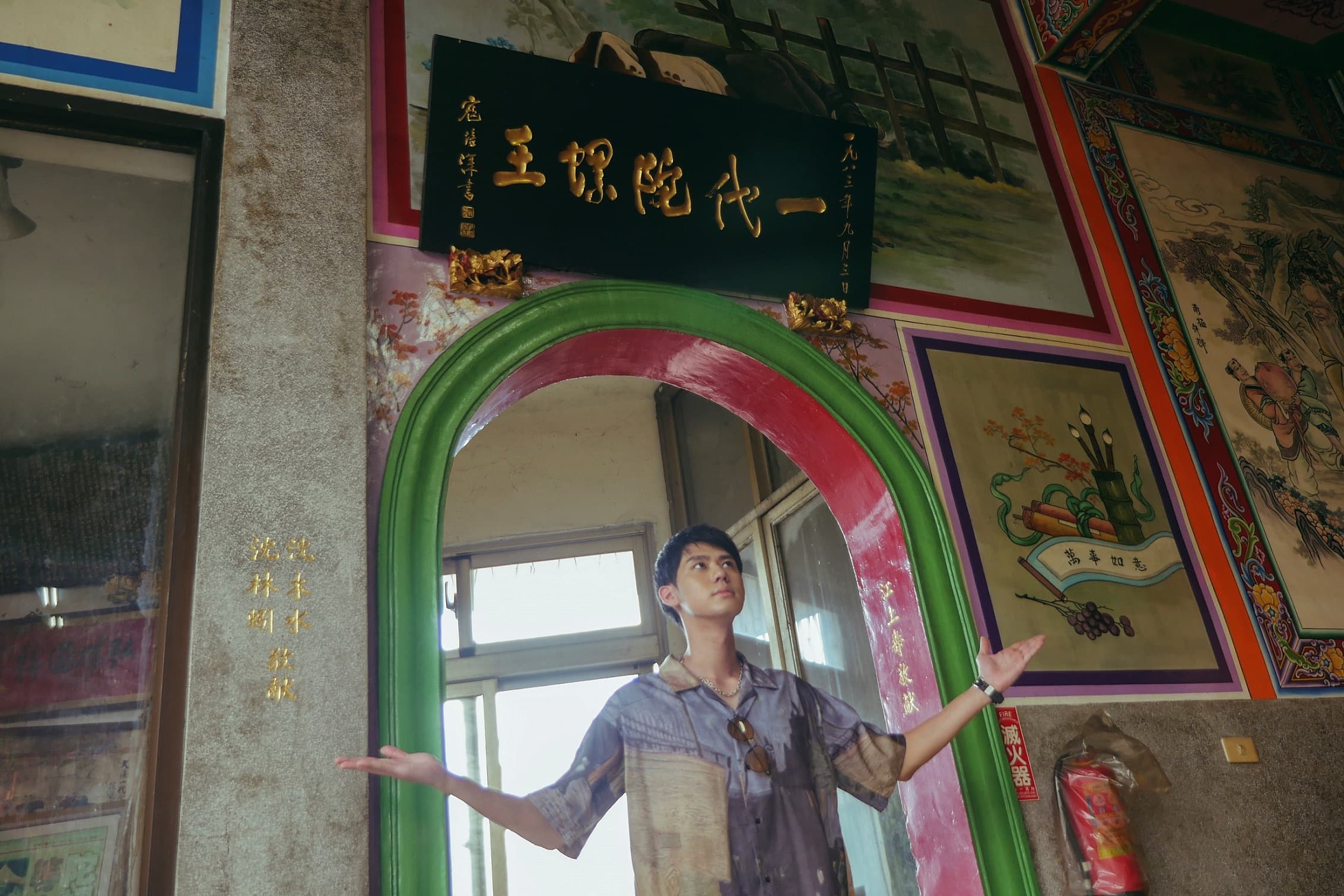 李玉璽跟隨劇組《神之鄉》到大溪參加盛大舉辦慶典與遶境活動,他更朝聖一代陀螺王匾額。(東森提供)
