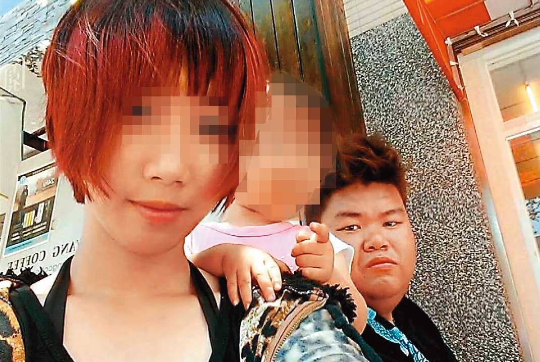 當年26歲的死者吳志德(右)與18歲的嫩妻(左)育有1女。(翻攝畫面)